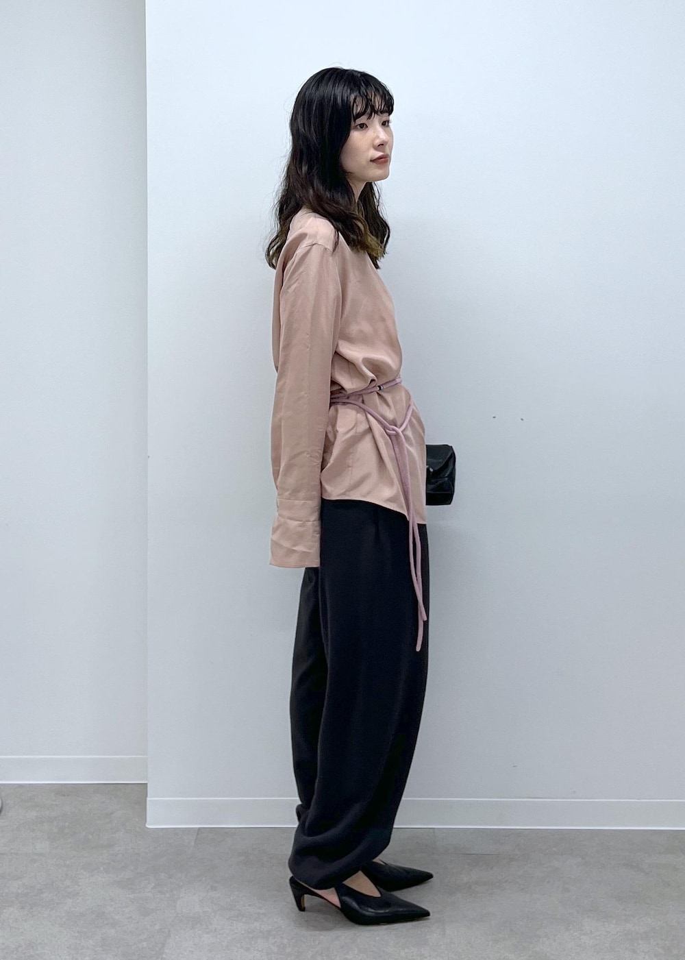 「GENTLE SILK、ピンク、チャコール、ＷＳ、レザー、ブラック、ミニバッグ、extreme cashmere、初秋コーデ、秋コーデ、デートコーデ、お出かけコーデ、旅行コーデ、アウトドアコーデ、パンツスタイル」｜「SALON adam et rope'の[25AW]GENTLE SILK ロングスリーブプルオーバー【セットアップ対応・洗える】（シャツ/ブラウス、ピンク系）」を使った、michiruさん（レディース・156cm）の夏コーディネートの3枚目の写真