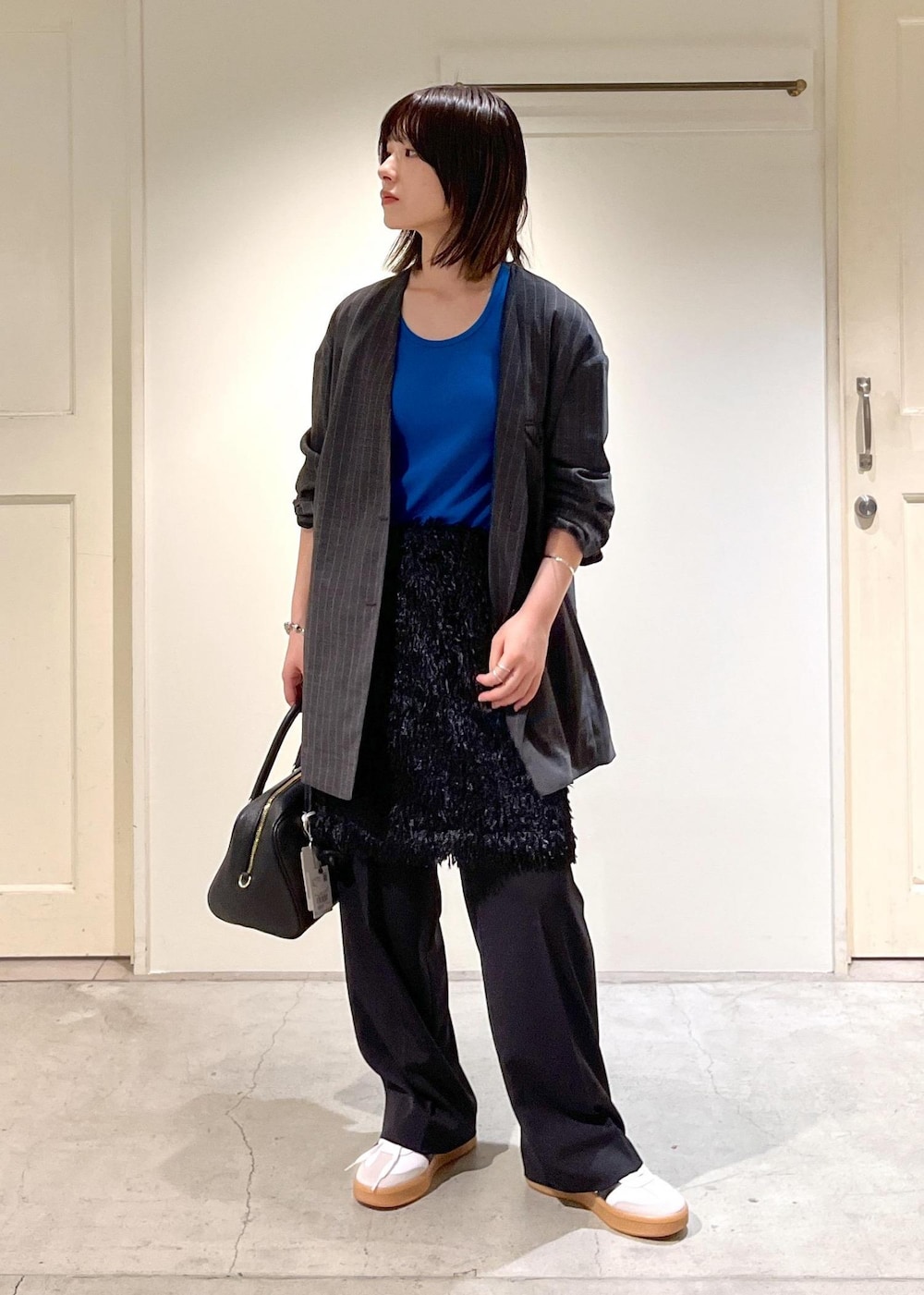 「kinan、チャコール、Tシャツ、リブ、フェザー、スラックス、adidas、SAMBA XLG、AULENTTI、ブラック、ハンドバッグ、ジャケット、オーバーサイズ、ノーカラー、ブルー」｜「SALON adam et rope'のフェザーレイヤードスカート/ミニスカート【洗える】（スカート、ブラック系）」を使った、michiruさん（レディース・156cm）の夏コーディネートの2枚目の写真