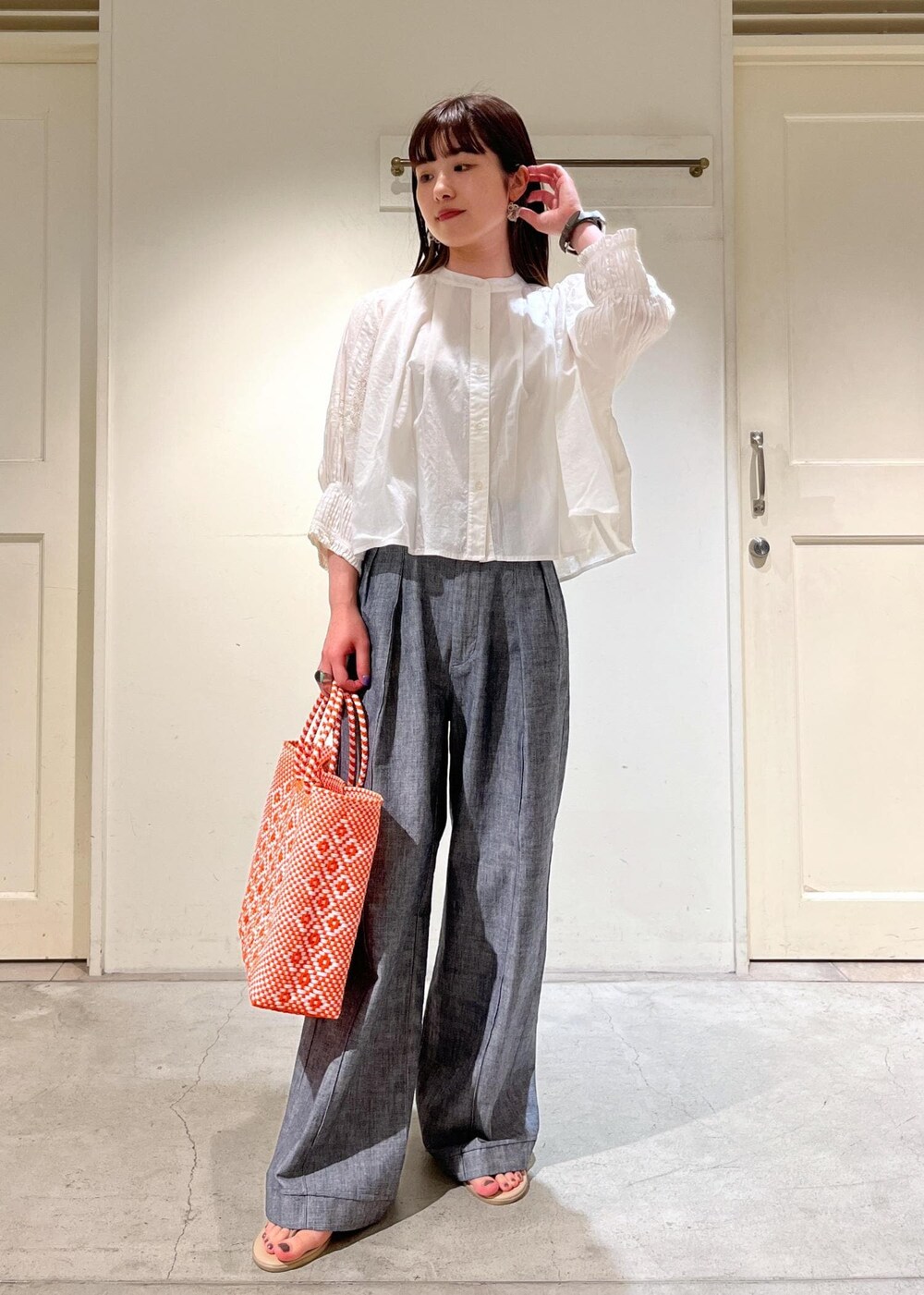 「骨格ウェーブ、ブルベ、低身長、NICOLAS LAINAS、Letra、サロンアダムエロペ、カゴバッグ、ブラウス、夏コーデ、休日スタイル、デニム、お出かけコーデ、SALON　adam et rope'、レトラ」｜「NICOLAS LAINASの【NICOLAS LAINAS（ニコラスライナス）】コンフォートソールトングサンダル（サンダル、ベージュ系）」を使った、michiruさん（レディース・156cm）の夏コーディネートの3枚目の写真