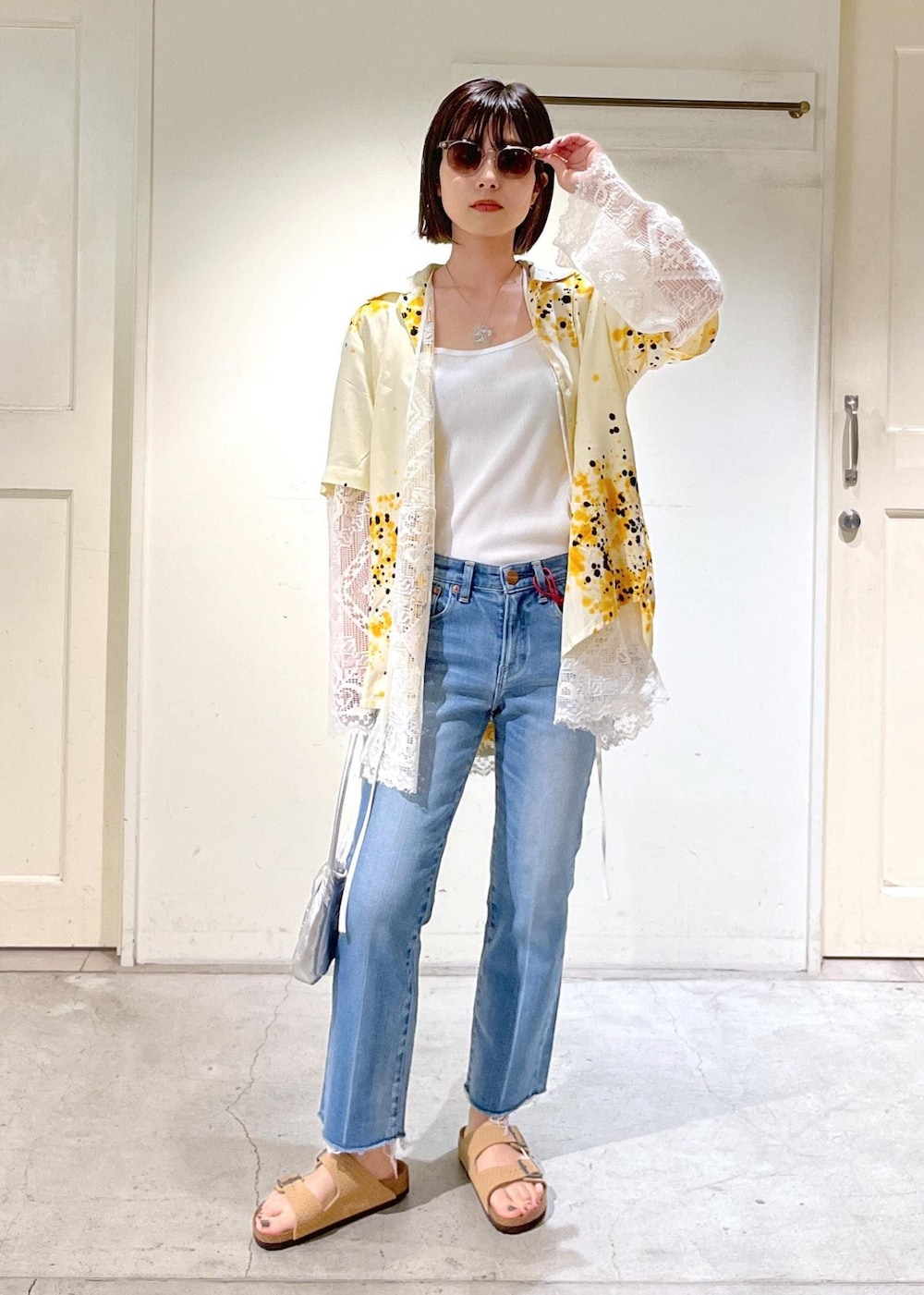 「SUKU HOME、ルームウェア、パジャマ、ナイトウェア、ジャケット、KINAN、タンクトップ、RED CARD TOKYO、Marmalade Ankle、BIRKENSTOCK、Arizona VL Dotted、kokyo、ミニバッグ、シルバー、messy weekend」|「SALON adam et rope'のスカラップレースジャケット/ガウン カーディガン(ノーカラージャケット、ホワイト系)」を使った、michiruさん(レディース・156cm)の春コーディネートの2枚目の写真