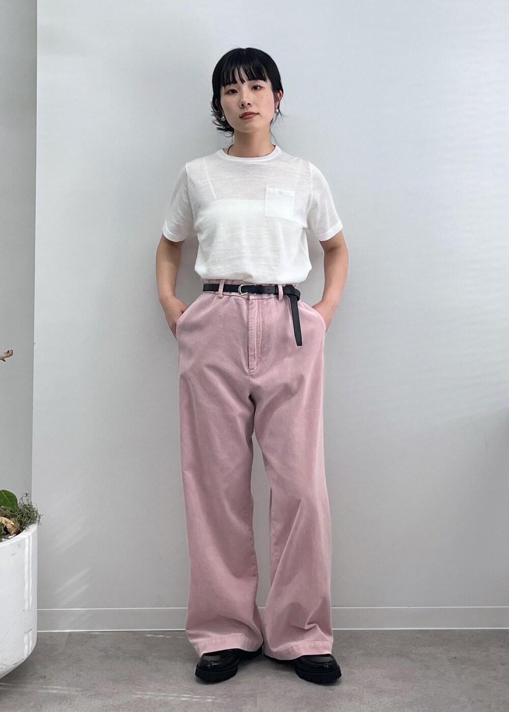 ホワイト系のTシャツ/カットソー、ブラック系のローファー、ピンク系のシャツ/ブラウスを着用したレディースの夏コーディネートの9枚目の写真