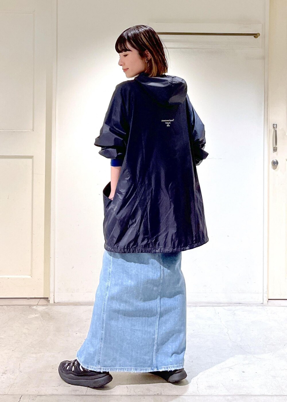 「Americana、ナイロンパーカー、シアー、RED CARD TOKYO、Cameron、デニムスカート、KEEN、WK450 SANDAL、BAGMATI、トートバッグ、ブラック、スカート、ブルー、デニム、サンダル」|「SALON adam et rope'のシアークルーネックロングスリーブTシャツ(Tシャツ/カットソー、ブルー系)」を使った、michiruさん(レディース・156cm)の春コーディネートの9枚目の写真