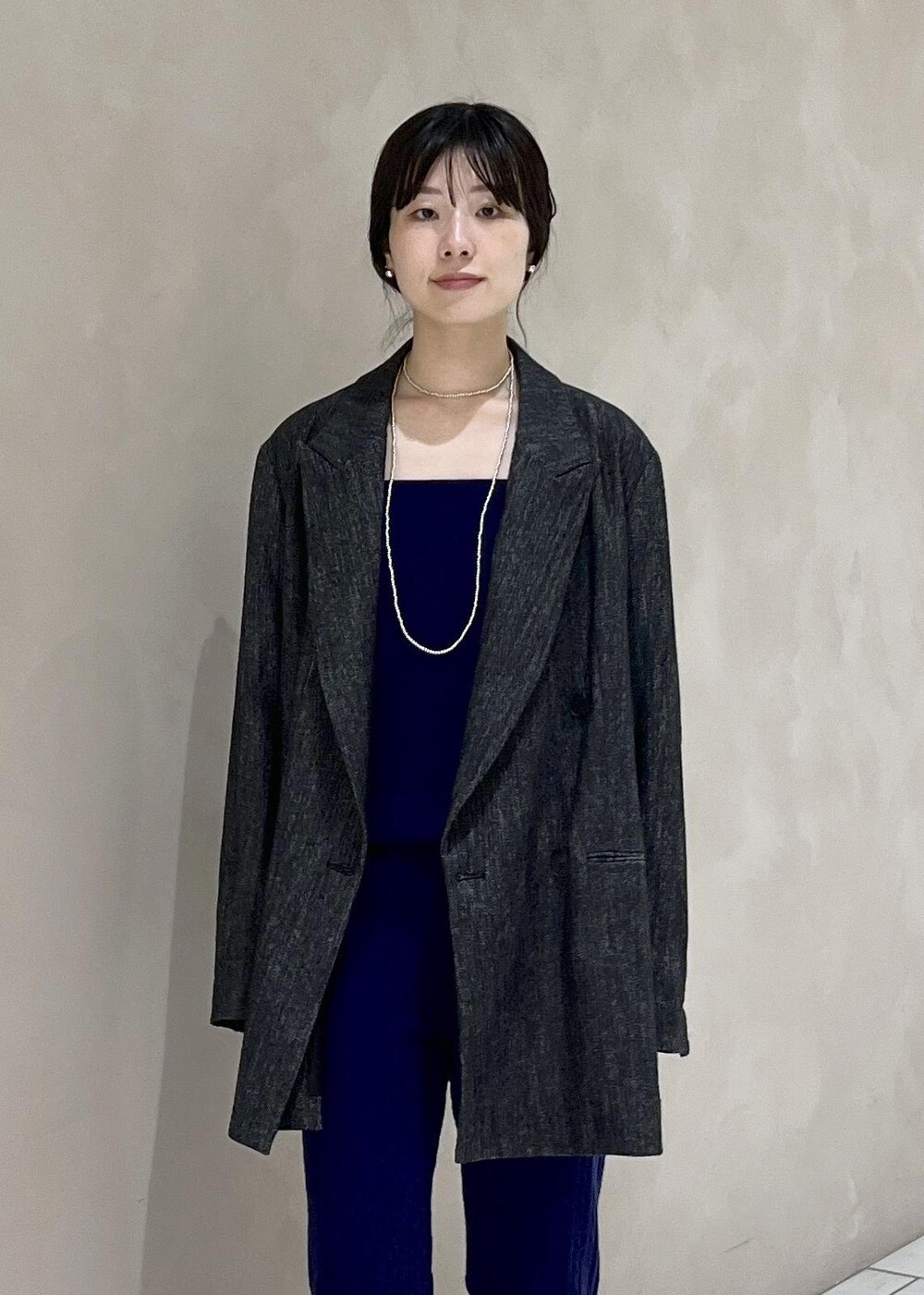 ブラック系のテーラードジャケット、ブラック系のハンドバッグ、ブラック系のその他シューズを着用したレディースの秋コーディネートの9枚目の写真