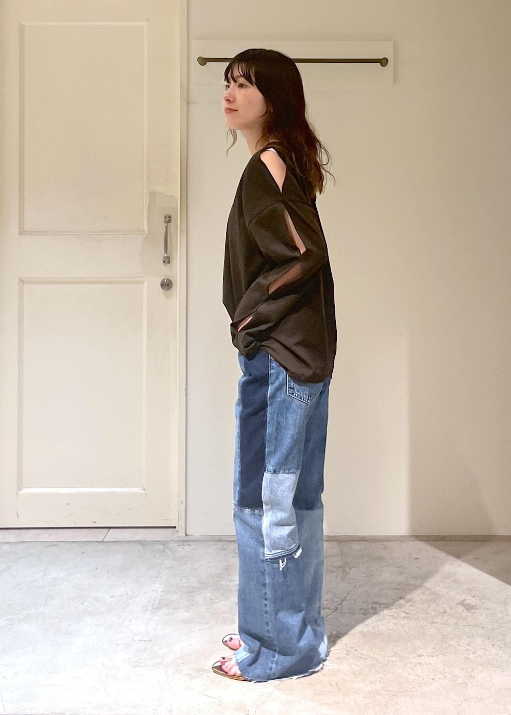 「Baserange、PIN LONG SLEEVE TEE、デニム、COTTON USA、Brady、COLNE MINI、初春コーデ、春コーデ、デートコーデ、お出かけコーデ、旅行コーデ、アウトドアコーデ、推し活コーデ、女子会コーデ、大人カジュアル」｜「SALON adam et rope'のナローストラップサンダル（サンダル、その他）」を使った、michiruさん（レディース・156cm）の春コーディネートの6枚目の写真