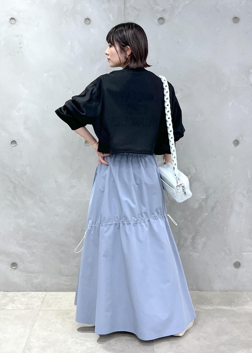 「シアー、ブルゾン、Tシャツ、ロゴ、アメリカーナ、シャーリングスカート、ZOZO限定、サックスブルー、ショルダーバッグ、フェイクレザー、スニーカー、ブラック、スカート、ブルー、ホワイト」｜「AMERICANAの【Americana（アメリカーナ）】ロゴプリントTシャツ（Tシャツ/カットソー、ホワイト系）」を使った、michiruさん（レディース・156cm）の春コーディネートの8枚目の写真