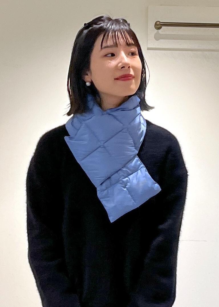 「フォックスウール、カシミヤ、スカート、フレアスカート、BIRKENSTOCK、ビルケンシュトック、マフラー、TAION、タイオン、ダウンマフラー、ブルー、ブラック、プルオーバー、ニット、サンダル」｜「SALON adam et rope'のフォックスカシミヤ混クルーネックニット（ニット/セーター、ブラック系）」を使った、michiruさん（レディース・156cm）の秋コーディネートの7枚目の写真