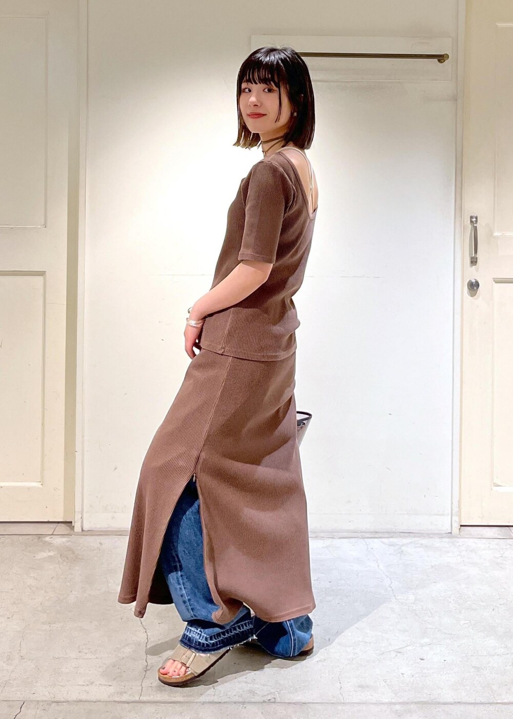 「夏コーデ、デザインTOPS、Tシャツ、スカート、タイトスカート、パンツ、デニム、BIRKENSTOCK、Arizona SFB Suede、BAGMATI、カゴバッグ、クリアバッグ、P.NINA、ネックレス、チョーカー」|「SALON adam et rope'の【追加】COTTON USAセミフレアデニム2(デニムパンツ、ブルー系)」を使った、michiruさん(レディース・156cm)の夏コーディネートの6枚目の写真