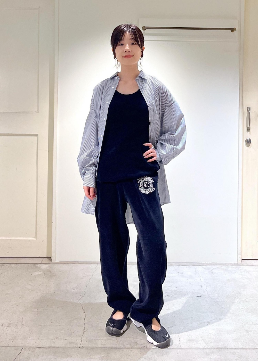 「INDIVIDUALIZED SHIRTS for SALON、INDIVIDUALIZED SHIRTS、シャツ、オーバーシャツ、ストライプ、ブルー、CreamyCotton、クリーミーコットン、スウェット、クラッチバッグ、レザー、ブラック、ハンドバッグ、セットアップ、初秋コーデ」｜「SALON adam et rope'の【2WAY】レザースクエアチェーンクラッチショルダーバッグ（ショルダーバッグ、ブラック系）」を使った、michiruさん（レディース・156cm）の夏コーディネートの4枚目の写真