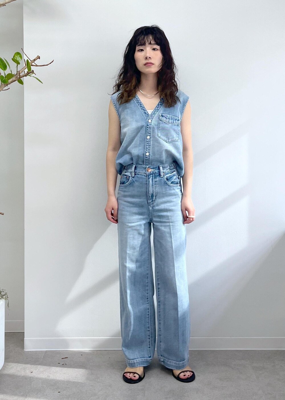 「ハーフスリーブ、ブラック、羽織、RED CARD TOKYO for SALON、RED CARD TOKYO、デニム、GILET blouse、easy SLOGAN、ブルー、BRENTELLA、VIRNINA、ミュール、春コーデ、初夏コーデ、夏コーデ」｜「RED CARD TOKYOの【RED CARD TOKYO（レッドカードトーキョー）for SALON】別注GILET blouse / デニムジレベスト（ベスト、ブルー系）」を使った、michiruさん（レディース・156cm）の春コーディネートの6枚目の写真