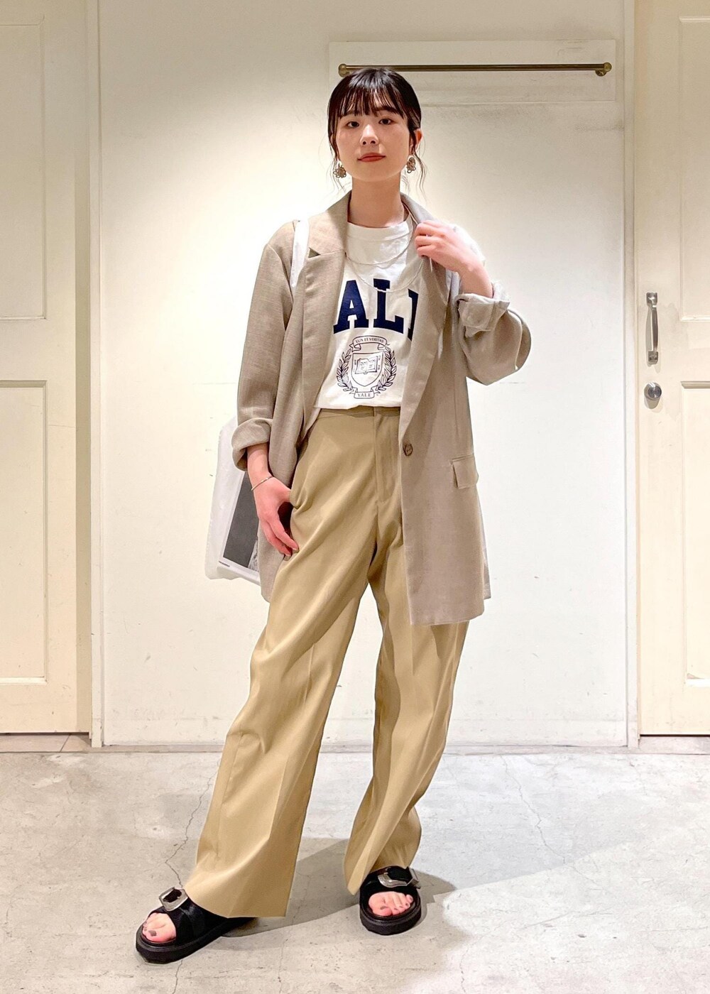 「24SS春の新作、UP + LIKE LINEN、GOOD ROCK SPEED、YALE、別注、MOHI、KARL BLOSSFELD、トートバッグ、サロンアダムエロペ、24SS_SALON_OUTER、春アウター、ERICKA NICOLAS BEGAY、ナバホパール、シルバーアクセサリー、ベージュ」|「SALON adam et rope'の【KARL BLOSSFELD】フォトプリントトートバッグ(トートバッグ、ホワイト系)」を使った、michiruさん(レディース・156cm)の冬コーディネートの3枚目の写真