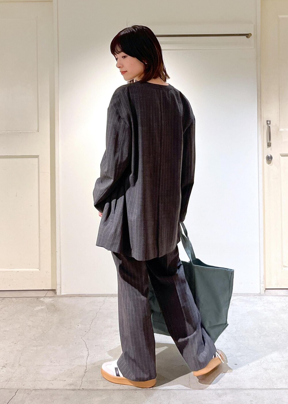 「ノーカラー、ジャケット、ストライプ、チャコール、シアー、オーガニックコットン、adidas、SAMBA XLG、L.L.Bean、マザーズバッグ、Grocery Tote、別注、ホワイト、オーバーサイズ、センタープレス」|「SALON adam et rope'のオーガニックコットンタックギャザーキャミソール【アンサンブル対応】(キャミソール、ホワイト系)」を使った、michiruさん(レディース・156cm)の夏コーディネートの5枚目の写真