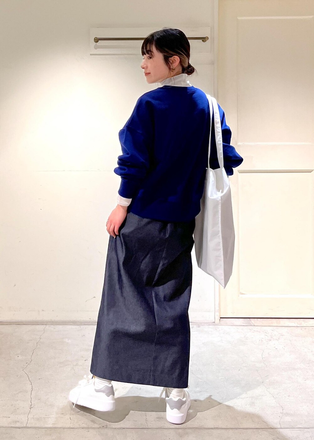 ホワイト系のTシャツ/カットソー、ホワイト系のトートバッグ、ブルー系のスウェットを着用したレディースの冬コーディネートの5枚目の写真