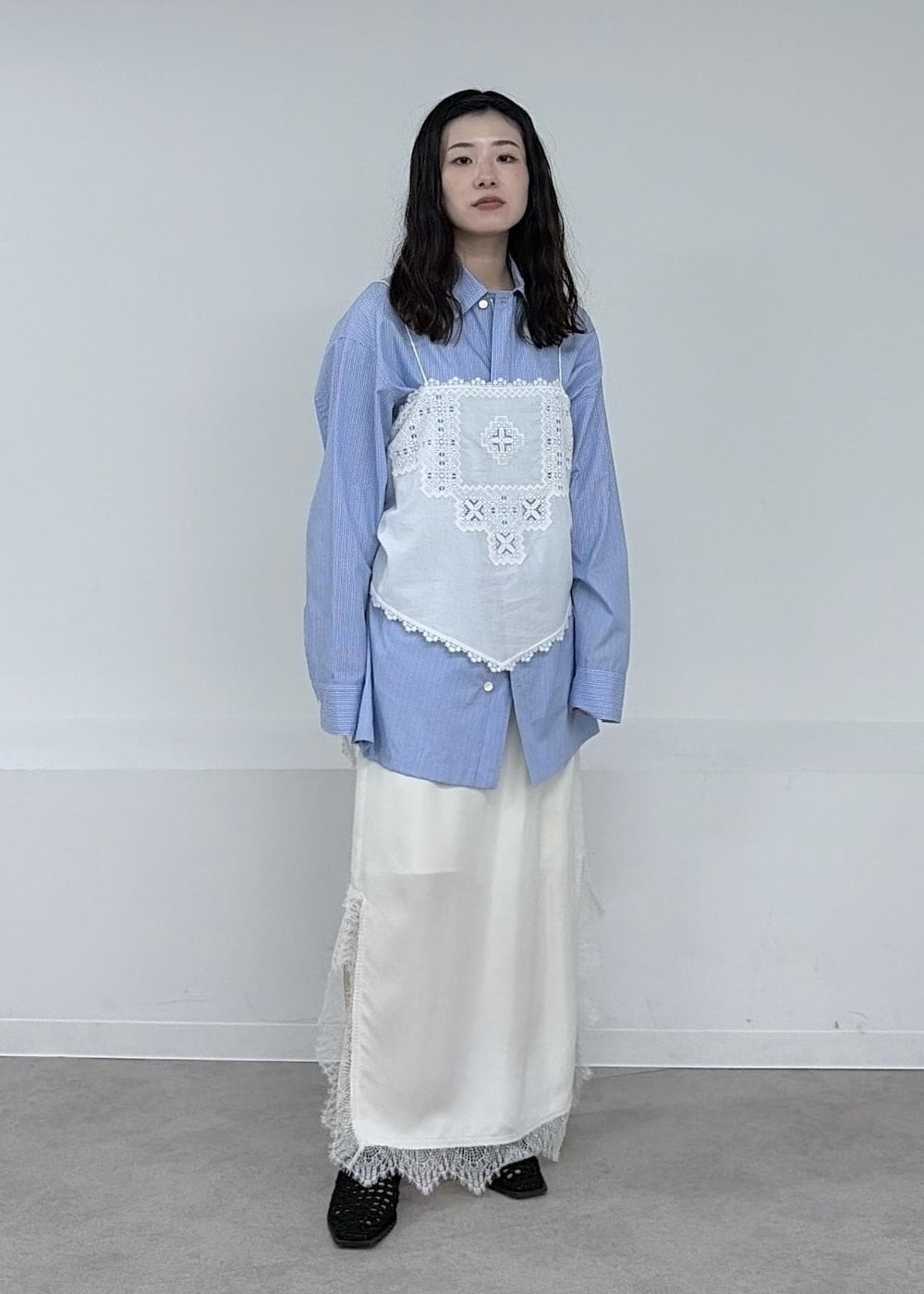 ホワイト系のスカート、ホワイト系のキャミソール、ブルー系のその他アウターを着用したレディースの冬コーディネートの7枚目の写真