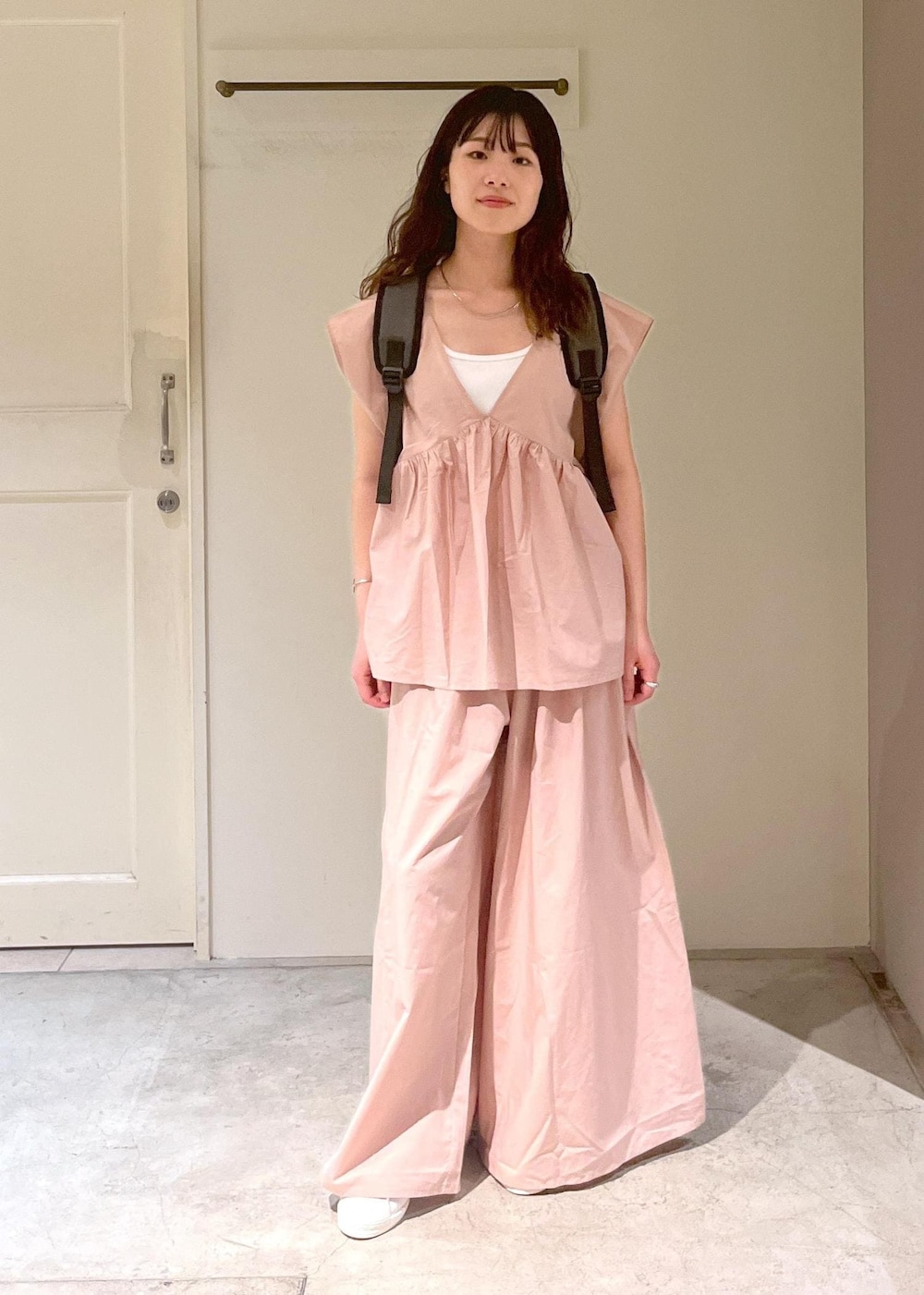 「baserange、ベースレンジ、ピンク、Primaveil、adidas、SUPERSTAR82、CABLE TOP、CABLE PANTS、春コーデ、初夏コーデ、夏コーデ、デートコーデ、お出かけコーデ、旅行コーデ、推し活コーデ」｜「adidasの【J'aDoRe・店舗限定】【adidas（アディダス）】SUPERSTAR82（スニーカー、ホワイト系）」を使った、michiruさん（レディース・156cm）の春コーディネートの2枚目の写真