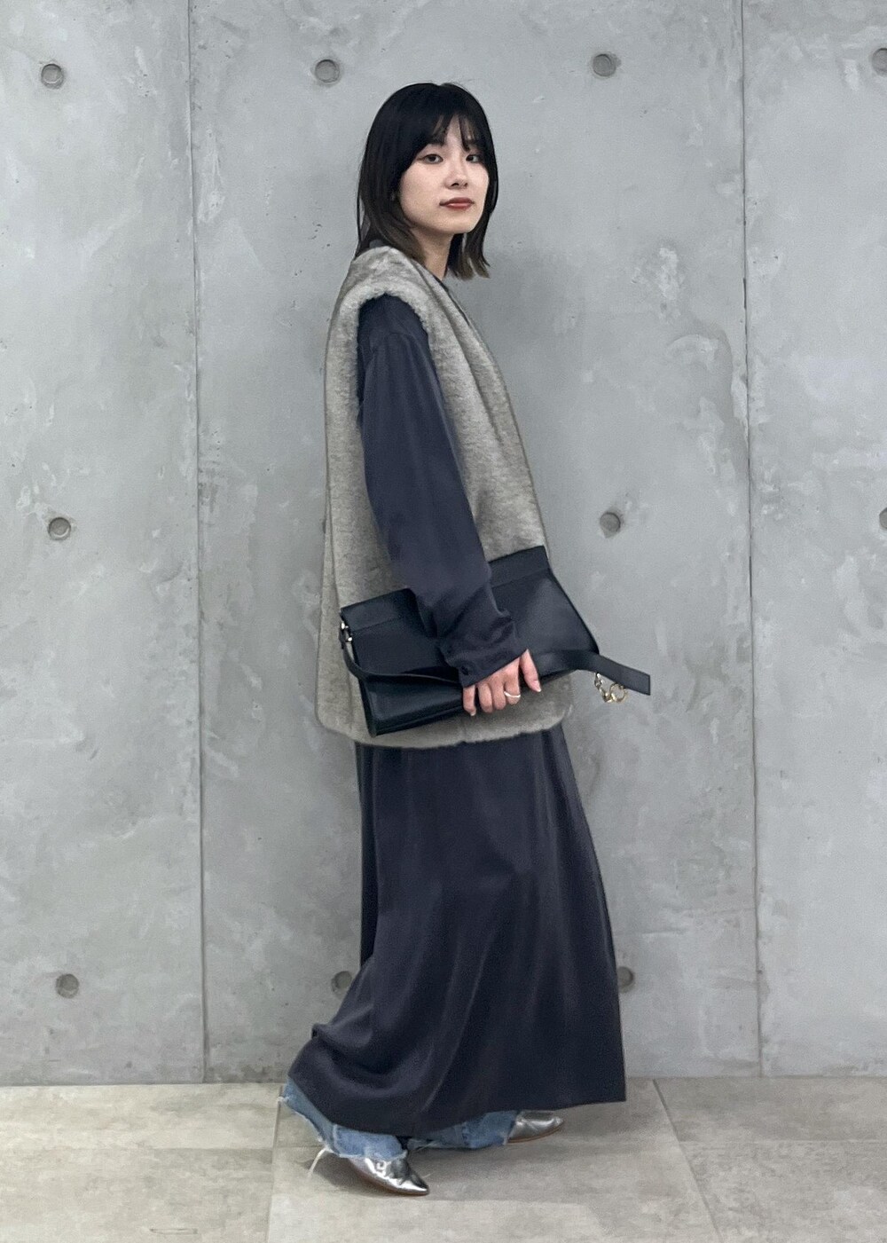 「新作、ファー、ジレ、GENTLE SILK、チャコール、KURO for SALON、KURO、デニム、ブルー、MARTINIANO、シルバー、チェーンバッグ、クラッチバッグ、グレー、ブラック」|「SALON adam et rope'の【2WAY】レザースクエアチェーンクラッチショルダーバッグ(ショルダーバッグ、ブラック系)」を使った、michiruさん(レディース・156cm)の夏コーディネートの3枚目の写真