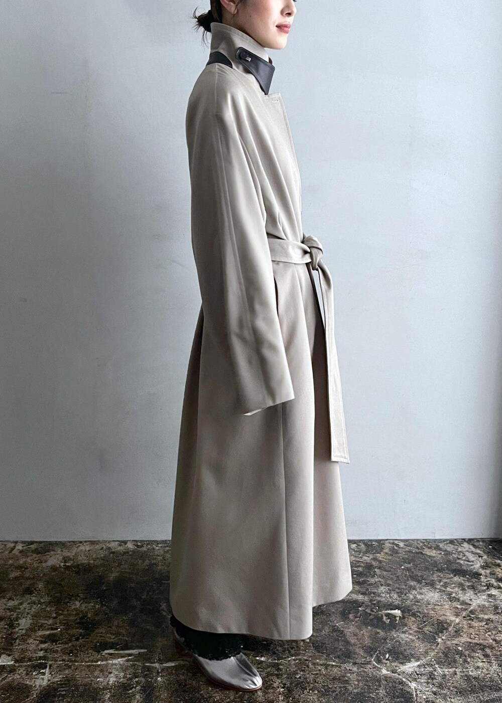 「新作、VISTO WOOL GABA、アウター、GENTLE SILK、Tシャツ、プルオーバー、NIPPON CULTURE、クラウドレース、MARTINIANO、ショートブーツ、ベージュ、ロング、コート、スタンドカラー、ブラック」｜「SALON adam et rope'の[24AW]GENTLE SILK ラウンドヘムTシャツ【セットアップ対応】（シャツ/ブラウス、グレー系）」を使った、michiruさん（レディース・156cm）の秋コーディネートの4枚目の写真