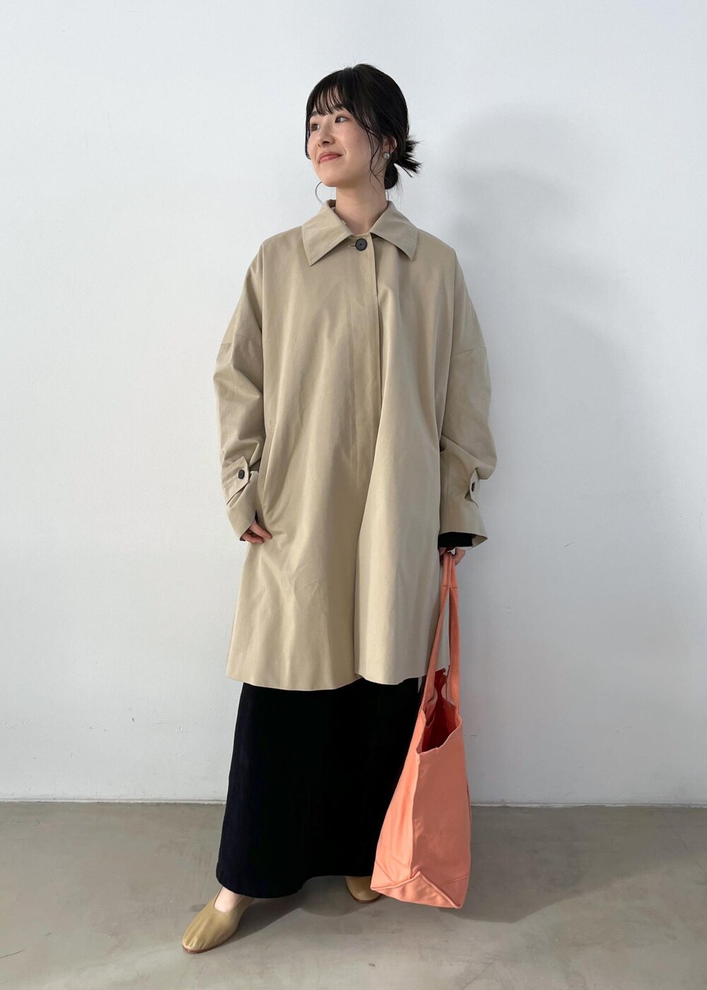 「コート、アウター、ステンカラー、テントシルエット、ベージュ、CreamyCotton、クリーミーコットン、ブラック、extreme cashmere、カシミヤ、チューブトップ、MARTINIANO、L.L.Bean for SALON、マザーズバッグ、ピンク」｜「SALON adam et rope'のポロワンピース-CreamyCotton /クリーミーコットン-（ワンピース、ブラック系）」を使った、michiruさん（レディース・156cm）の冬コーディネートの6枚目の写真