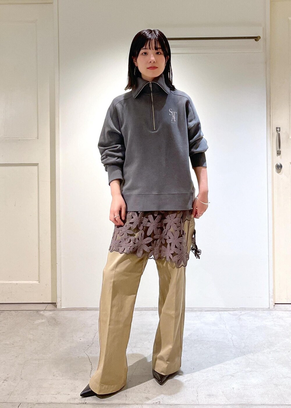 「新作、ハーフジップ、ロゴ、ラップスカート、Americana for SALON、Americana、チノパンツ、チェーンバッグ、クラッチバッグ、ヒール、グレー、長袖、チャコールグレー、ベージュ、ワイド」｜「AMERICANAの【Americana for SALON】別注サイドラインチノパンツ（チノパンツ、ベージュ系）」を使った、michiruさん（レディース・156cm）の秋コーディネートの7枚目の写真