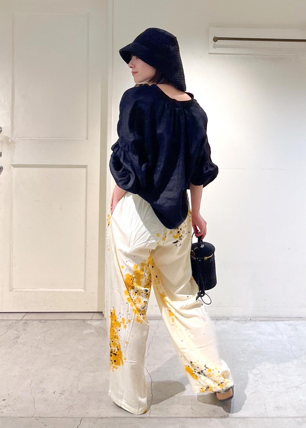 「ノルマンディリネン、SUKU HOME、ルームウェア、パジャマ、BIRKENSTOCK、サンダル、Gizeh Big Buckle LEOI、BAGMATI、ショルダーバッグ、La Maison de Lyllis、帽子、ERWIN、ブラック、ブラウス、パンツ」｜「The Bagmatiの【BAGMATI（バグマティ）】ABACA / POLYESTER（ショルダーバッグ、ブラック系）」を使った、michiruさん（レディース・156cm）の春コーディネートの5枚目の写真