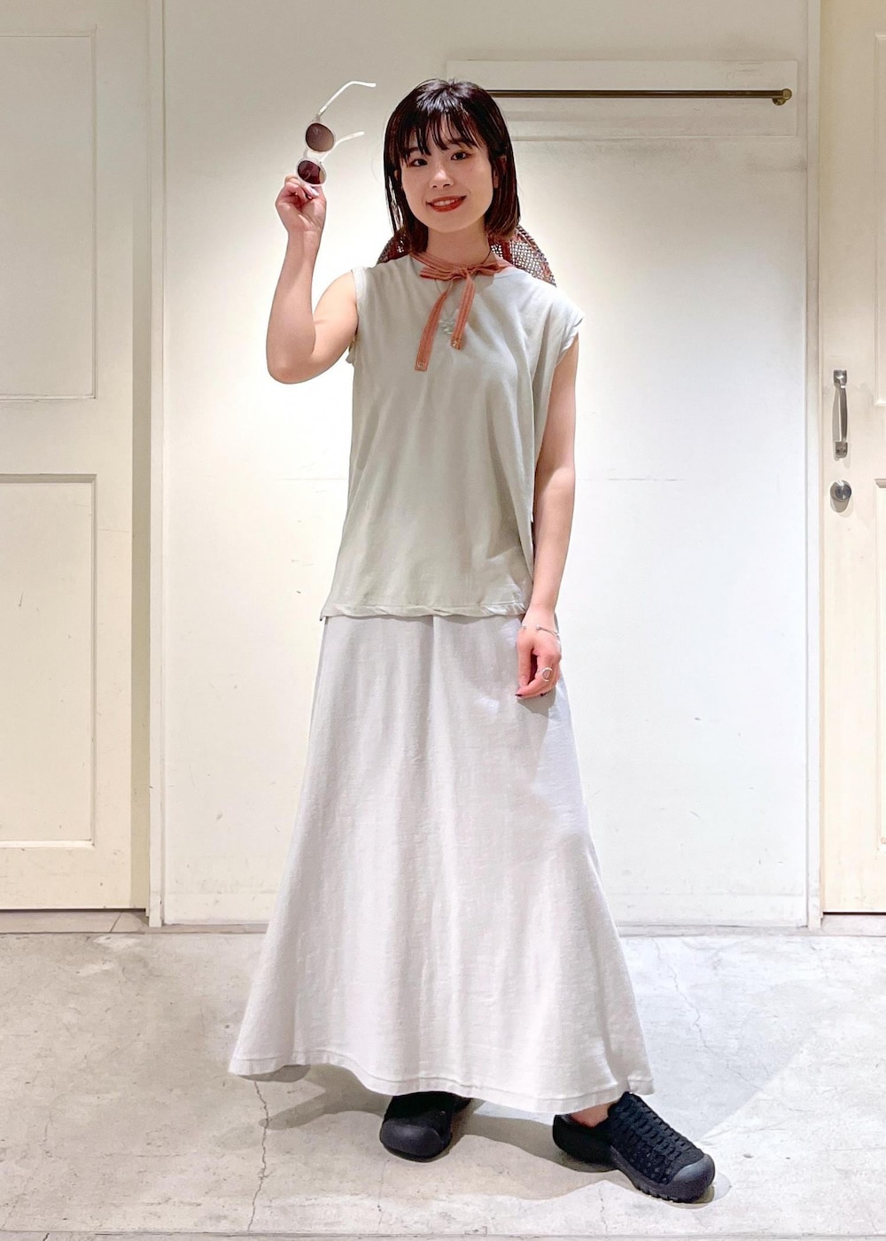 「GREYCHORD、SOFIE、グレー、HANNA、KEEN、SAN JUAN SANDAL 2、サンダル、La Maison de Lyllis、FONTANA、ハット、IZIPIZI、サングラス、ノースリーブ、スカート、ブラック」｜「KEENの【KEEN（キーン）】SAN JUAN SANDAL 2（サンダル、ブラック系）」を使った、michiruさん（レディース・156cm）の春コーディネートの6枚目の写真