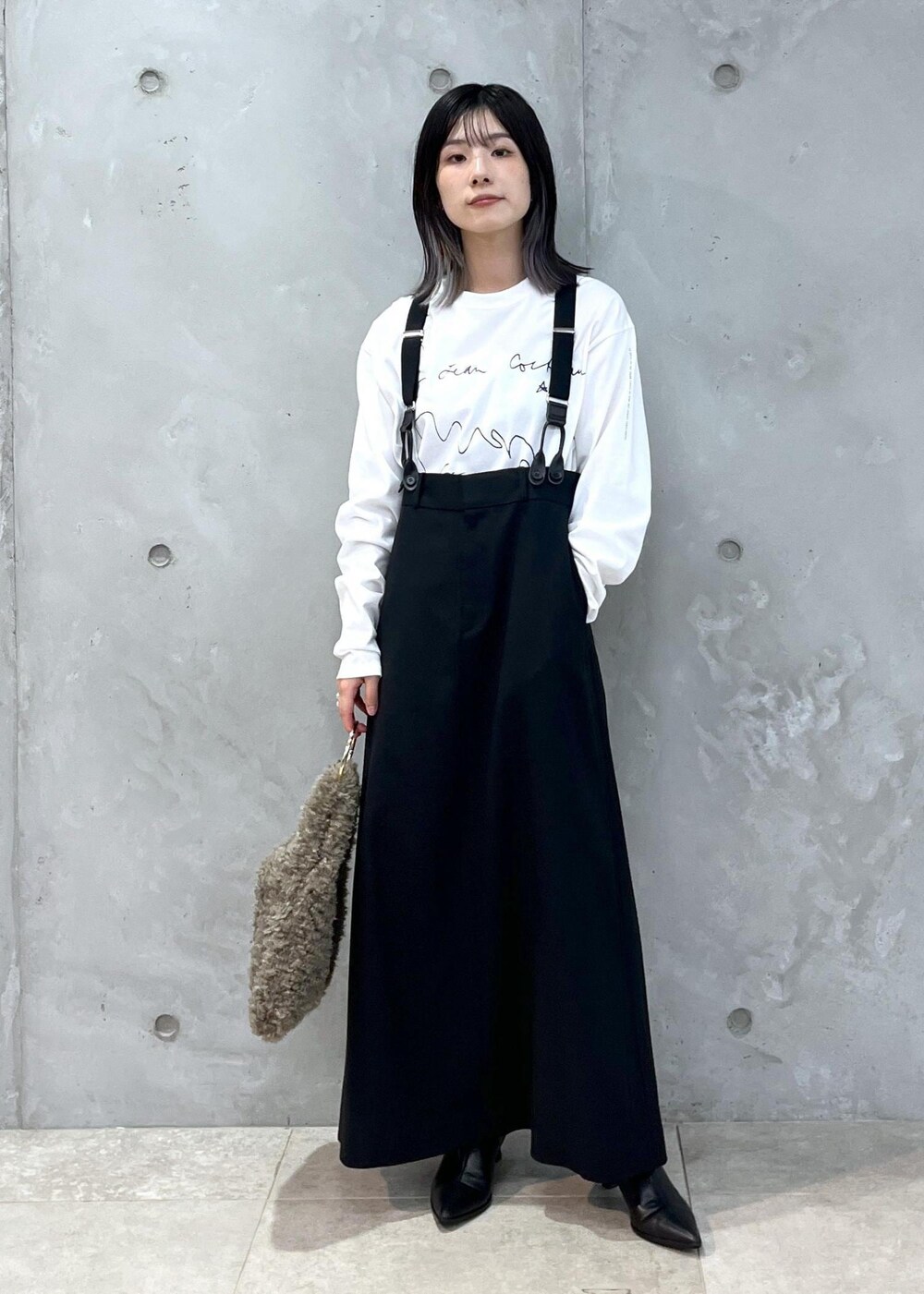 「Jean Cocteau、ジャン・コクトー、Tシャツ、プリントTシャツ、ホワイト、サスペンダー、トラペーズスカート、ブラック、helen Moore、ミニバッグ、ファー、ベージュ、秋コーデ、初冬コーデ、デートコーデ」｜「HELEN MOOREの【helen Moore】Detachable Gold（ハンドバッグ、ブラウン系）」を使った、michiruさん（レディース・156cm）の秋コーディネートの3枚目の写真