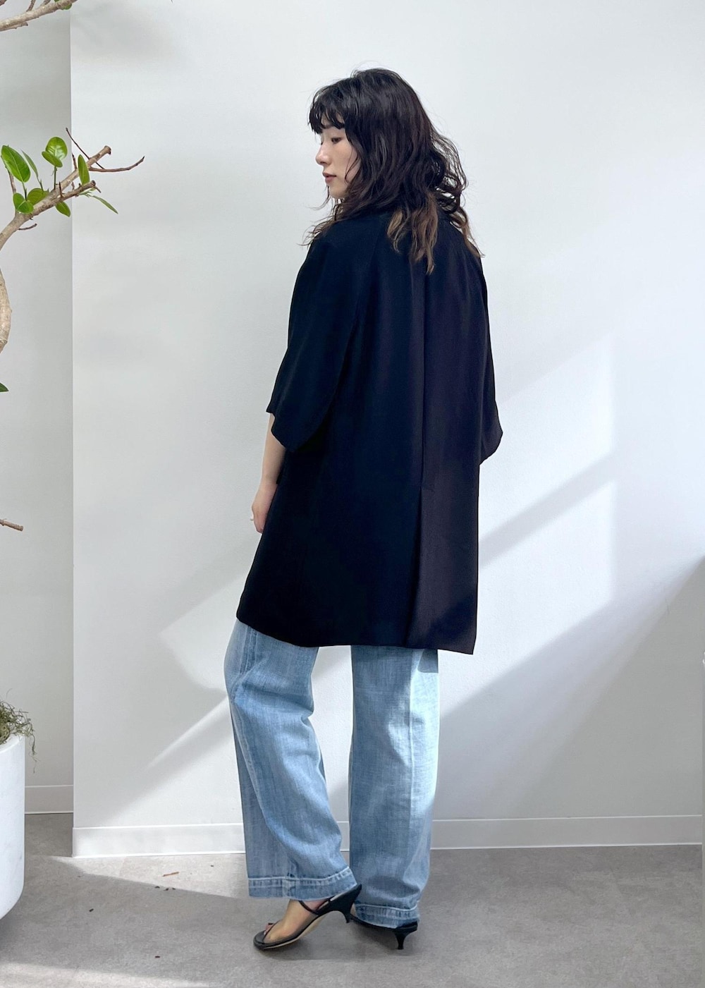 「ハーフスリーブ、ブラック、羽織、RED CARD TOKYO for SALON、RED CARD TOKYO、デニム、GILET blouse、easy SLOGAN、ブルー、BRENTELLA、VIRNINA、ミュール、春コーデ、初夏コーデ、夏コーデ」｜「RED CARD TOKYOの【RED CARD TOKYO（レッドカードトーキョー）for SALON】別注GILET blouse / デニムジレベスト（ベスト、ブルー系）」を使った、michiruさん（レディース・156cm）の春コーディネートの5枚目の写真