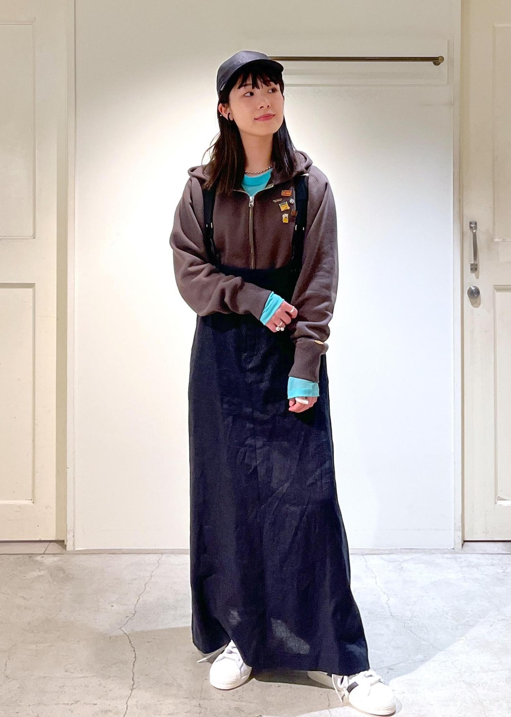 「アズマ裏毛、クロップド丈、カーキ、Baserange、Tシャツ、ブルー、トラペーズライン、ヨーロピアンフラックス、リネン、サスペンダー、ブラック、WEB限定、adidas、SUPERSTAR82、ホワイト」|「AMERICANAの【Americana(アメリカーナ) for SALON】別注CAP(キャップ、ブラック系)」を使った、michiruさん(レディース・156cm)の冬コーディネートの2枚目の写真