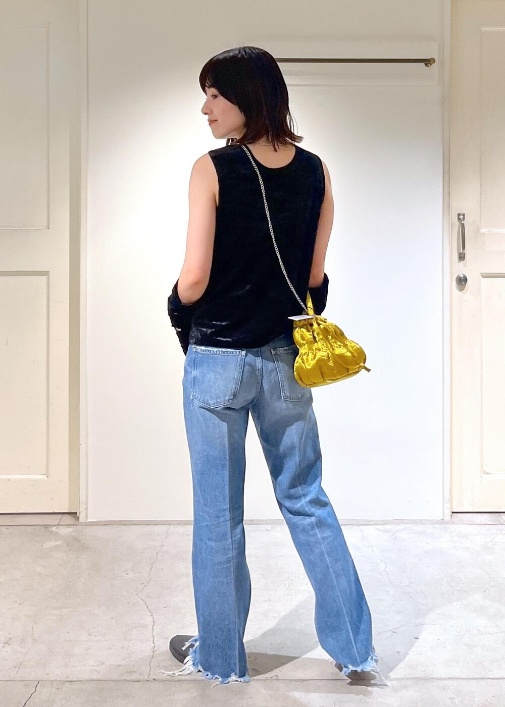 「クラッシュベロア、RED CARD TOKYO、LESLIE、MOONSTAR、ラバーシューズ、チェーンバッグ、ミニバッグ、audrey hepburn、audrey hepburn collection by jun、オードリー・ヘプバーン、オードリー・ヘプバーンコレクションバイジュン、アームカバー、NativeSilverStreams、シルバー、イエロー」|「MoonStarの【MOONSTAR FINE VULCANIZED(ムーンスター)】LITE PRIM ST(その他シューズ、ブラック系)」を使った、michiruさん(レディース・156cm)の夏コーディネートの7枚目の写真