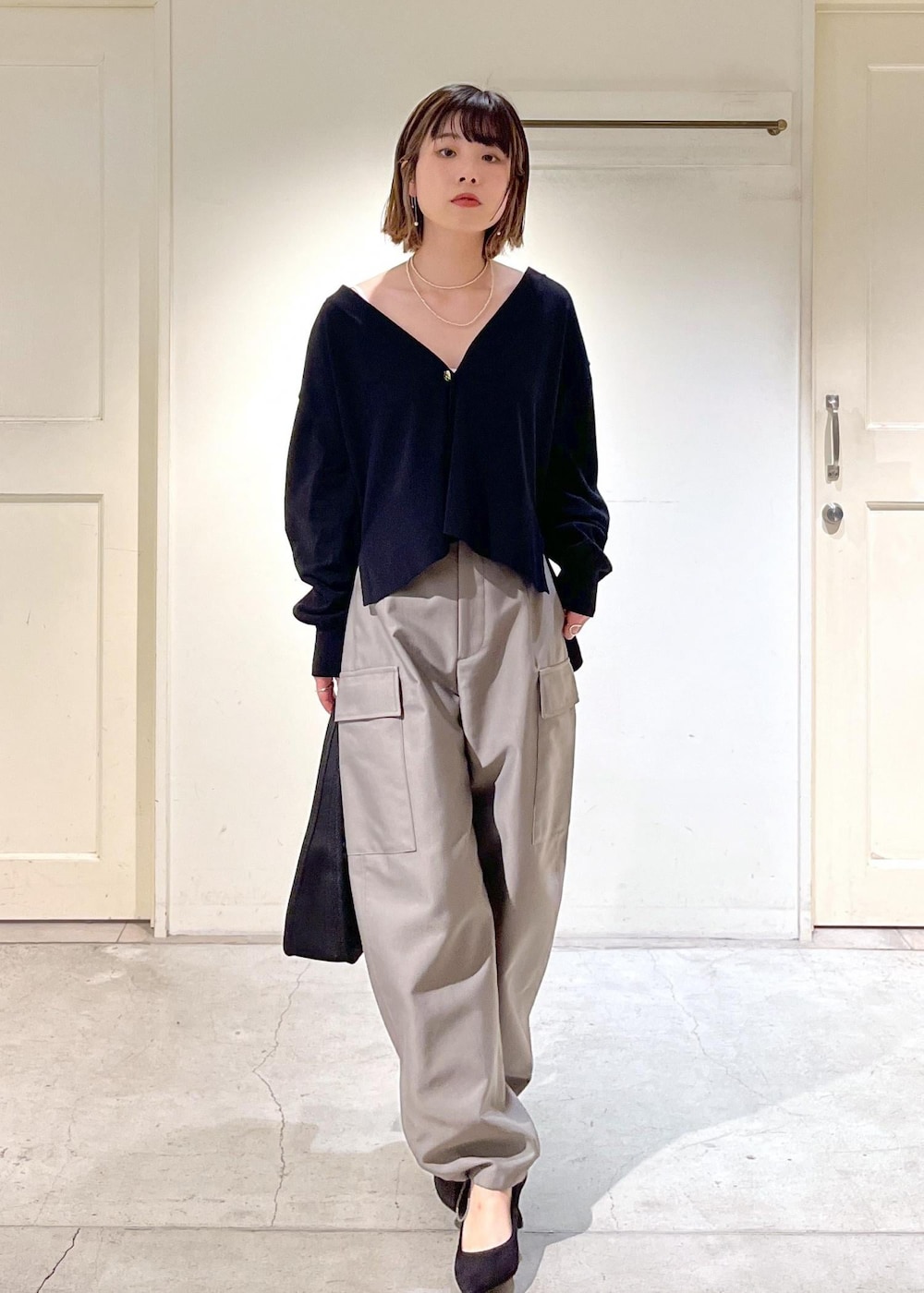 「Ｖネック、金ボタン、カーゴパンツ、グレー、撥水加工、ハンドバッグ、ブラック、カーディガン、パンツ、パンプス、サロンアダムエロペ、SALON adam et ropé、24SS春の新作、低身長、骨格ウェーブ」｜「SALON adam et rope'のカービーカーゴパンツ【撥水加工・洗える】（カーゴパンツ、グレー系）」を使った、michiruさん（レディース・156cm）の春コーディネートの3枚目の写真