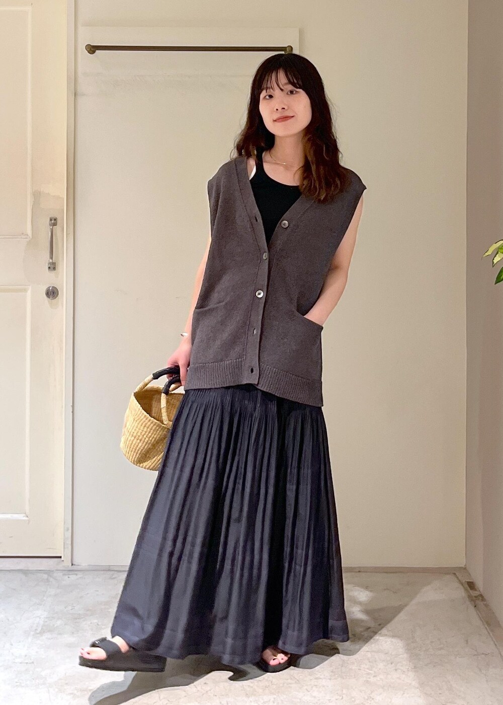「ペーパーヤーン、和紙、チャコール、gicipi、TURCHESE、BIRKENSTOCK、Arizona Big Buckle EVA、African Square、カゴバッグ、初夏コーデ、夏コーデ、デートコーデ、お出かけコーデ、旅行コーデ、アウトドアコーデ」|「SALON adam et rope'の【African Square(アフリカンスクエアー)】ボルガ丸底ウェーブカゴ小(トートバッグ、ホワイト系)」を使った、michiruさん(レディース・156cm)の夏コーディネートの2枚目の写真