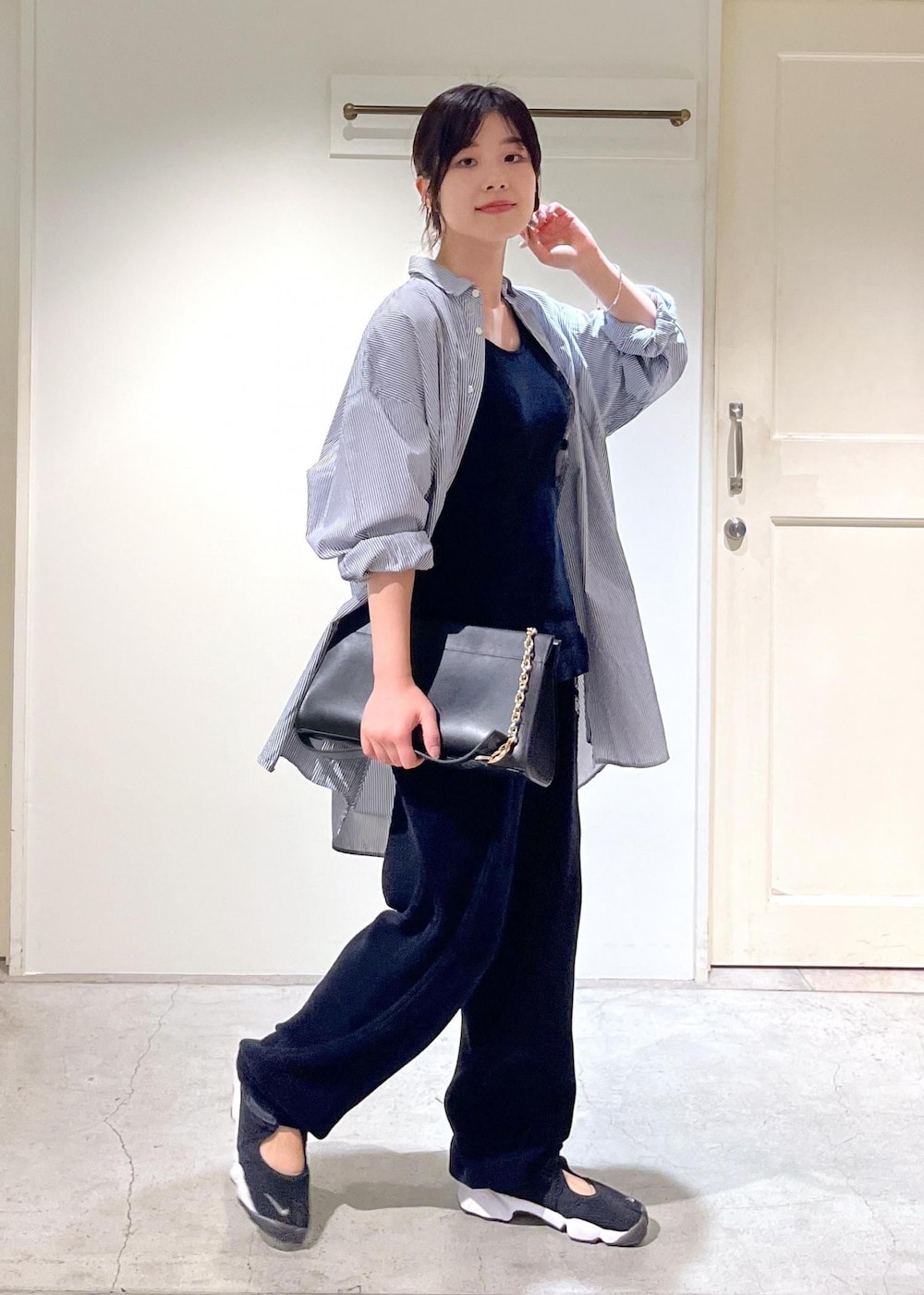 「INDIVIDUALIZED SHIRTS for SALON、INDIVIDUALIZED SHIRTS、シャツ、オーバーシャツ、ストライプ、ブルー、CreamyCotton、クリーミーコットン、スウェット、クラッチバッグ、レザー、ブラック、ハンドバッグ、セットアップ、初秋コーデ」｜「SALON adam et rope'の【2WAY】レザースクエアチェーンクラッチショルダーバッグ（ショルダーバッグ、ブラック系）」を使った、michiruさん（レディース・156cm）の夏コーディネートの3枚目の写真