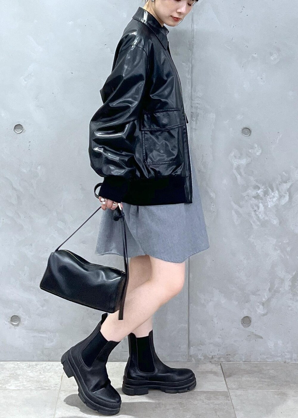 「Americana for SALON、Americana、INDIVIDUALIZED SHIRTS for SALON、INDIVIDUALIZED SHIRTS、REMME、ブラック、レザー、レザーバッグ、グレー、シャツ、シャツワンピース、ショートブーツ、厚底、初秋コーデ、秋コーデ」｜「SALON adam et rope'の【追加】レザーボックスショルダーバッグ（ショルダーバッグ、ブラック系）」を使った、michiruさん（レディース・156cm）の秋コーディネートの7枚目の写真