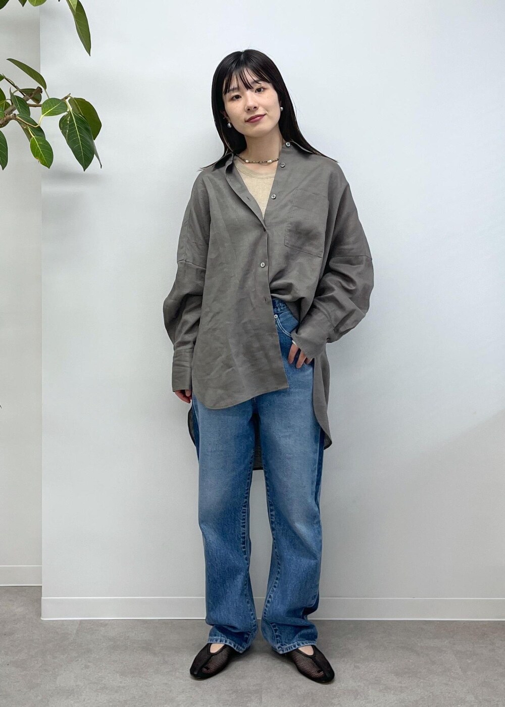 「GENTLE LINEN、シャツ、オーバーサイズ、リネン、グレー、アメリカンスリーブ、ベージュ、KURO for SALON、KURO、OPTIMA、デニム、ブルー、REMME、フラットシューズ、メッシュ」|「REMMEの【REMME(レメ)】メッシュフラットシューズ(パンプス、ブラック系)」を使った、michiruさん(レディース・156cm)の冬コーディネートの6枚目の写真