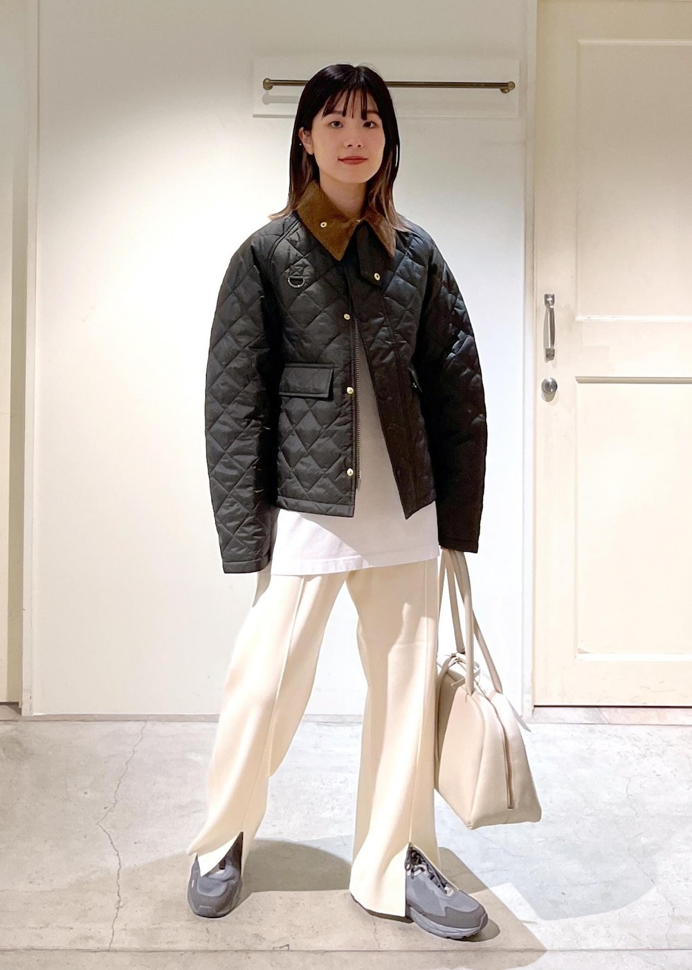 「Barbour、130周年記念モデル、ジャケット、中綿ブルゾン、キルティング、カーキ、TEKLA、Tシャツ、ホワイト、スウェット、ウール、ニットパンツ、MOONSTAR、810s、TRASDEN」|「MoonStarの【MOONSTAR(ムーンスター)】810s TRASDEN(スニーカー、グレー系)」を使った、michiruさん(レディース・156cm)の秋コーディネートの3枚目の写真