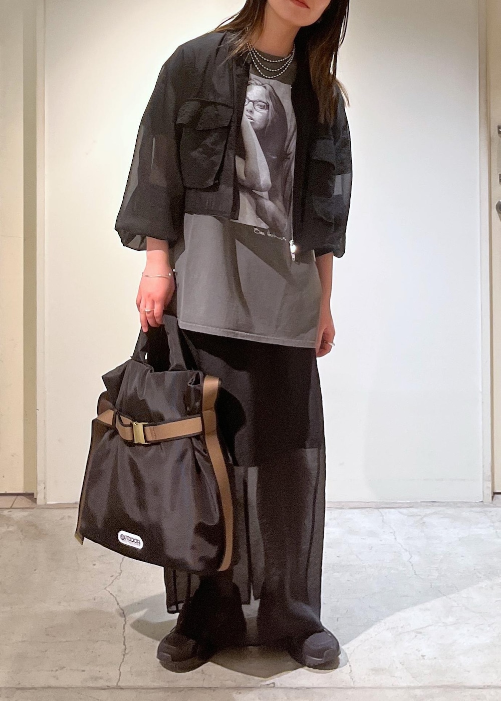 「羽織、COUTURE D'ADAM、クチュール ド アダム、チャコール、フォトプリント、タイトスカート、MOONSTAR、810s、STUDEN AERO、OUTDOOR PRODUCTS for SALON、初春コーデ、春コーデ、デートコーデ、お出かけコーデ、旅行コーデ」|「OUTDOOR PRODUCTSの【追加・A4対応】【OUTDOOR PRODUCTS for SALON】別注2WAYトートバッグ4/アウトドアプロダクツ(トートバッグ、ブラック系)」を使った、michiruさん(レディース・156cm)の春コーディネートの7枚目の写真