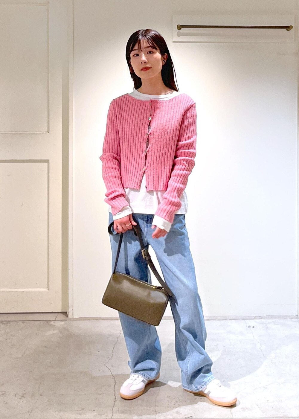 「ローシルク、2way、リブ、ピンク、クロップド丈、Tシャツ、ホワイト、RED CARD TOKYO for SALON、RED CARD TOKYO、デニム、Dakota、ブルー、ボディバッグ、レザー、カーキ」｜「RED CARD TOKYOの【RED CARD TOKYO（レッドカードトーキョー）for SALON】別注Dakota/デニム（デニムパンツ、ブルー系）」を使った、michiruさん（レディース・156cm）の冬コーディネートの2枚目の写真