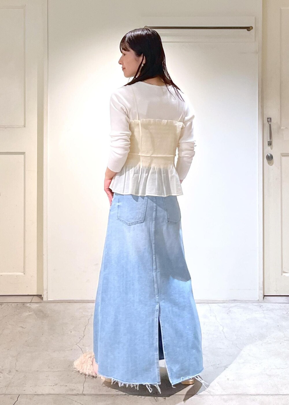 「Tシャツ、redcardtokyo、Vivan、デニム、スカート、ブルー、ミドルトートバッグ、レザー、Wminibag_pickup、初春コーデ、春コーデ、デートコーデ、お出かけコーデ、旅行コーデ、推し活コーデ」｜「SALON adam et rope'のスプリットレザーミドルトートバッグ/バケットバッグ（ショルダーバッグ、ベージュ系）」を使った、michiruさん（レディース・156cm）の春コーディネートの6枚目の写真