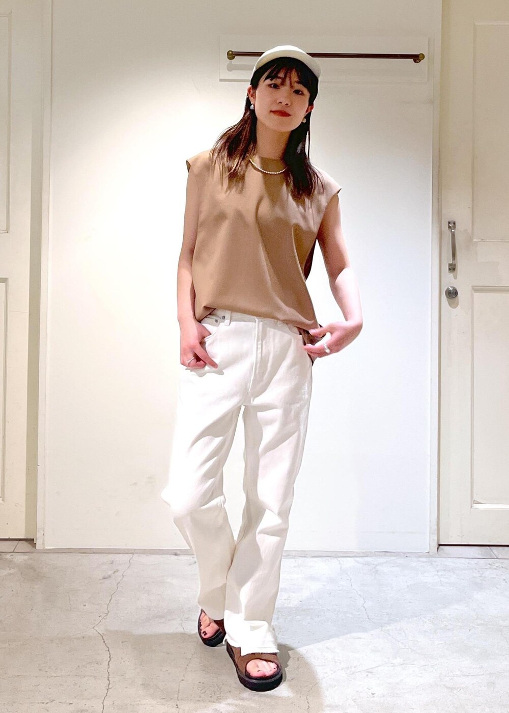「Americana for SALON、半袖ジャケット、ノーカラー、2way、デニム、ホワイト、MOHI、ERICKA NICOLAS BEGAY、初春コーデ、春コーデ、お仕事コーデ、セレモニーコーデ、授業参観日コーデ、デートコーデ、お出かけコーデ」|「MOHIの【MOHI(モヒ)】バックルベルトサンダル(サンダル、ブラウン系)」を使った、michiruさん(レディース・156cm)の春コーディネートの6枚目の写真