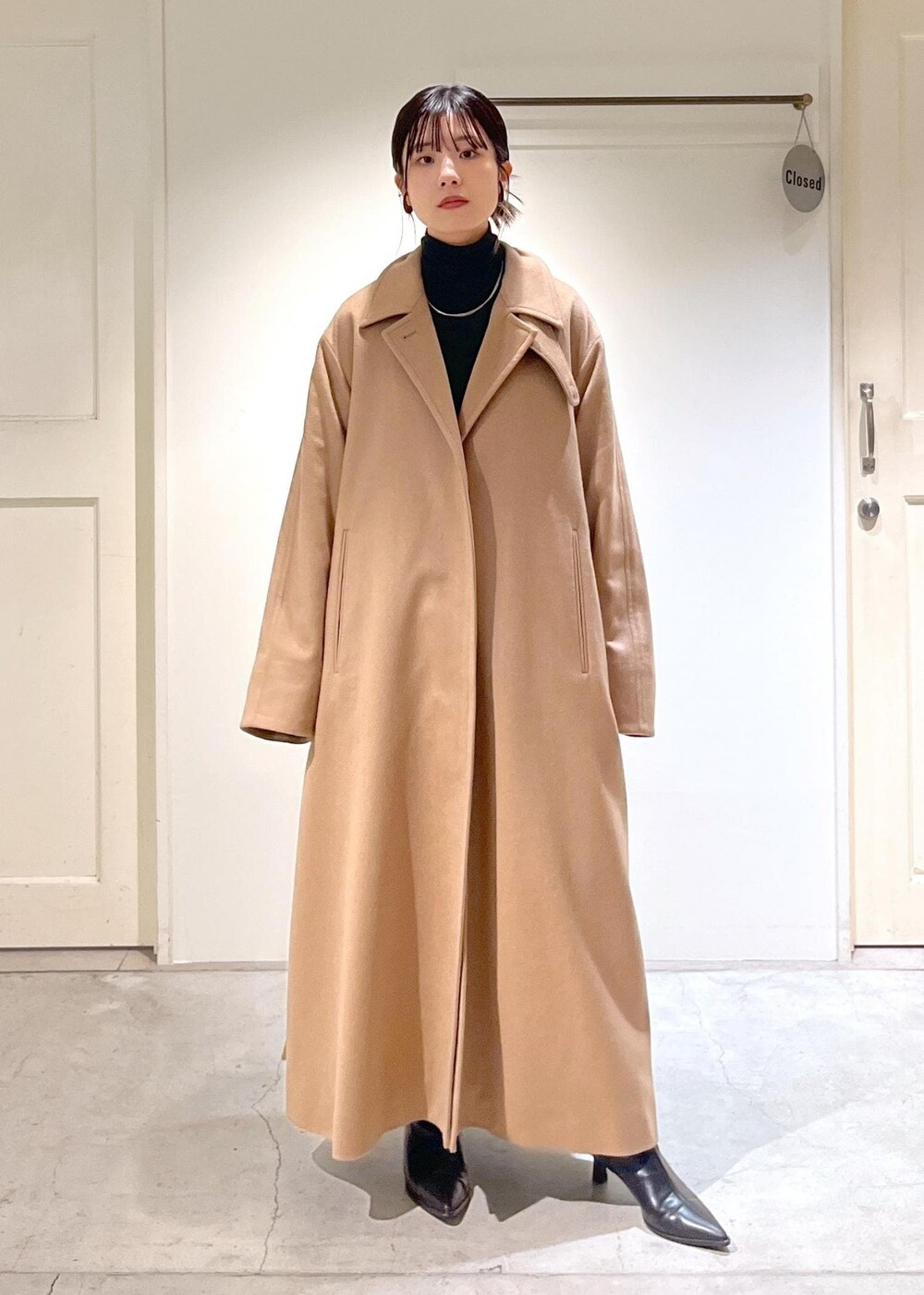 「PURE CASHMERE、カシミヤ、ロングコート、アウター、オーバーサイズ、ベージュ、Smile Cotton、スマイルコットン、タートルネック、Tシャツ、インナー、ブラック、helen Moore、ファーバッグ、ミニバッグ」｜「HELEN MOOREの【helen Moore】Detachable Gold（ハンドバッグ、ブラウン系）」を使った、michiruさん（レディース・156cm）の秋コーディネートの8枚目の写真