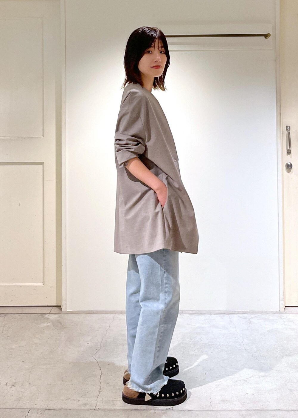 「新作、ホワイト、KURO for SALON、KURO、MOHI、サボ、グレー、チェーンバッグ、クラッチバッグ、ジャケット、オーバーサイズ、ノーカラー、ブルー、デニム、ブラック」|「SALON adam et rope'の【2WAY】レザースクエアチェーンクラッチショルダーバッグ(ショルダーバッグ、ブラック系)」を使った、michiruさん(レディース・156cm)の夏コーディネートの4枚目の写真