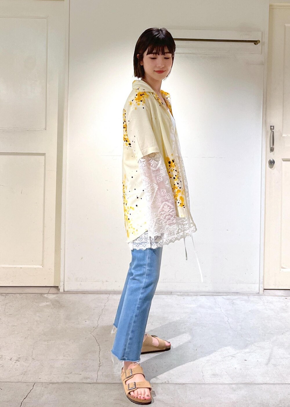 「SUKU HOME、ルームウェア、パジャマ、ナイトウェア、ジャケット、KINAN、タンクトップ、RED CARD TOKYO、Marmalade Ankle、BIRKENSTOCK、Arizona VL Dotted、kokyo、ミニバッグ、シルバー、messy weekend」|「SALON adam et rope'のスカラップレースジャケット/ガウン カーディガン(ノーカラージャケット、ホワイト系)」を使った、michiruさん(レディース・156cm)の春コーディネートの6枚目の写真