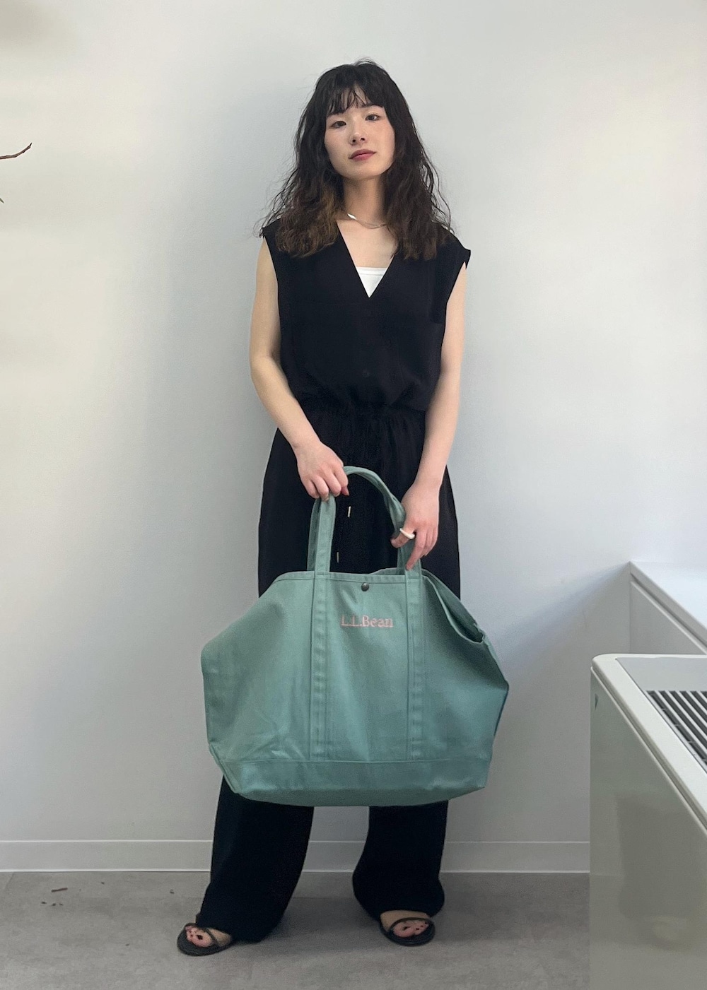 「L.L.Bean for SALON、L.L.Bean、グロサリートート、カーキ、バックサテン、ブラック、プリマベール、ホワイト、BRENTELLA、VIRNINA、ミュール、初夏コーデ、夏コーデ、お仕事コーデ、デートコーデ」｜「SALON adam et rope'のプリマベールファームリーリブタンクトップ［UVケア・洗える］（タンクトップ、ホワイト系）」を使った、michiruさん（レディース・156cm）の春コーディネートの3枚目の写真