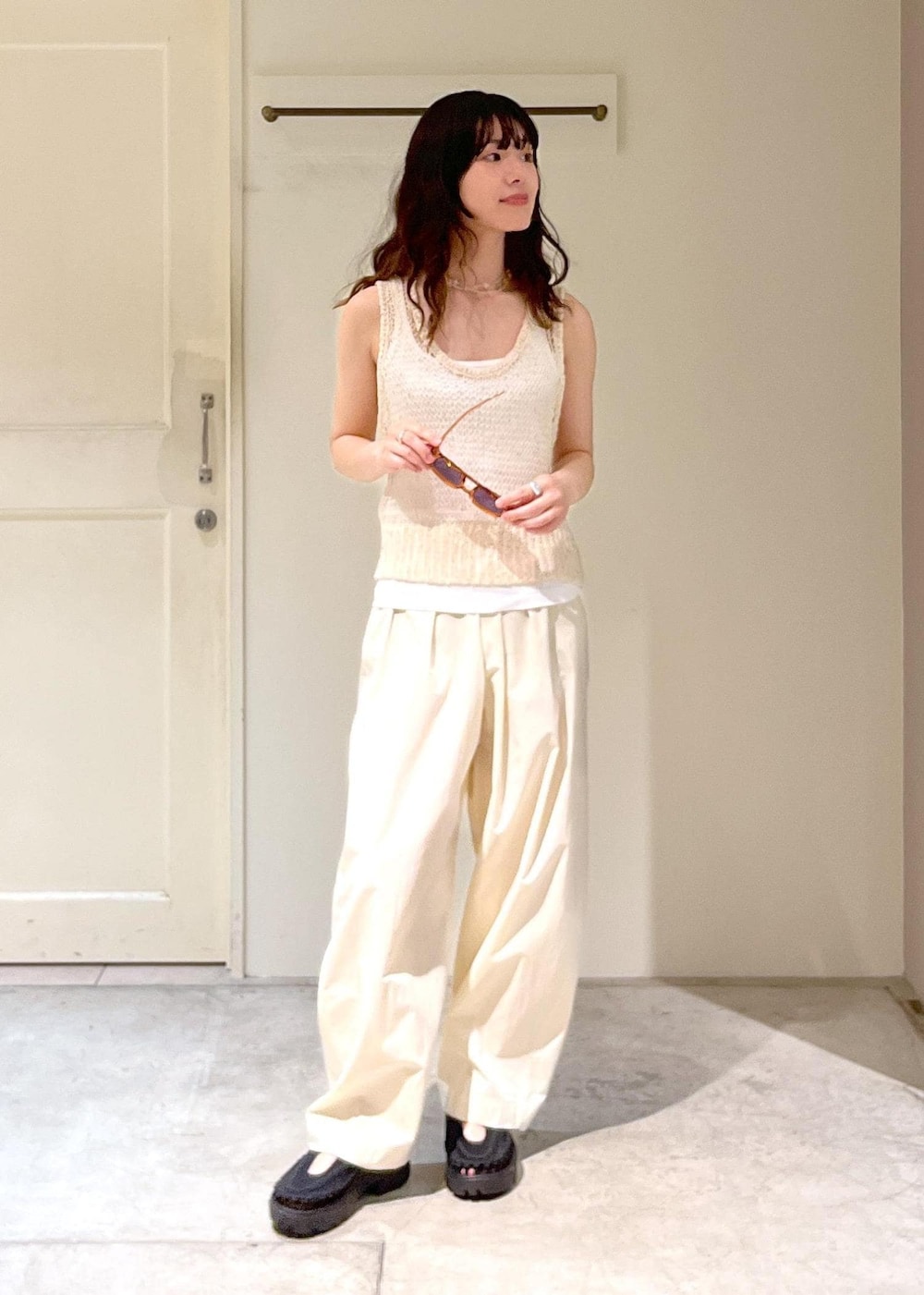 「羽織、プリマベール、ギマコットン、カーヴィーパンツ、KEEN、UNEEK PLT MARY JANE、メリージェーン、BRENTELLA、ショルダーバッグ、レザー、IZIPIZI、サングラス、春コーデ、初夏コーデ、夏コーデ」|「KEENの【KEEN(キーン)】UNEEK PLT MARY JANE / オールジェンダー ユニーク ピーエルティー メリージェーン(サンダル、ブラック系)」を使った、michiruさん(レディース・156cm)の春コーディネートの9枚目の写真
