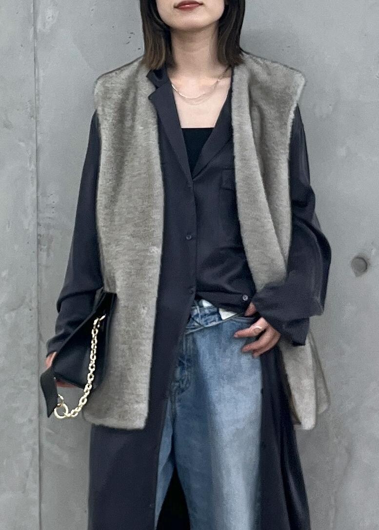 「新作、ファー、ジレ、GENTLE SILK、チャコール、KURO for SALON、KURO、デニム、ブルー、MARTINIANO、シルバー、チェーンバッグ、クラッチバッグ、グレー、ブラック」|「SALON adam et rope'の【2WAY】レザースクエアチェーンクラッチショルダーバッグ(ショルダーバッグ、ブラック系)」を使った、michiruさん(レディース・156cm)の夏コーディネートの6枚目の写真