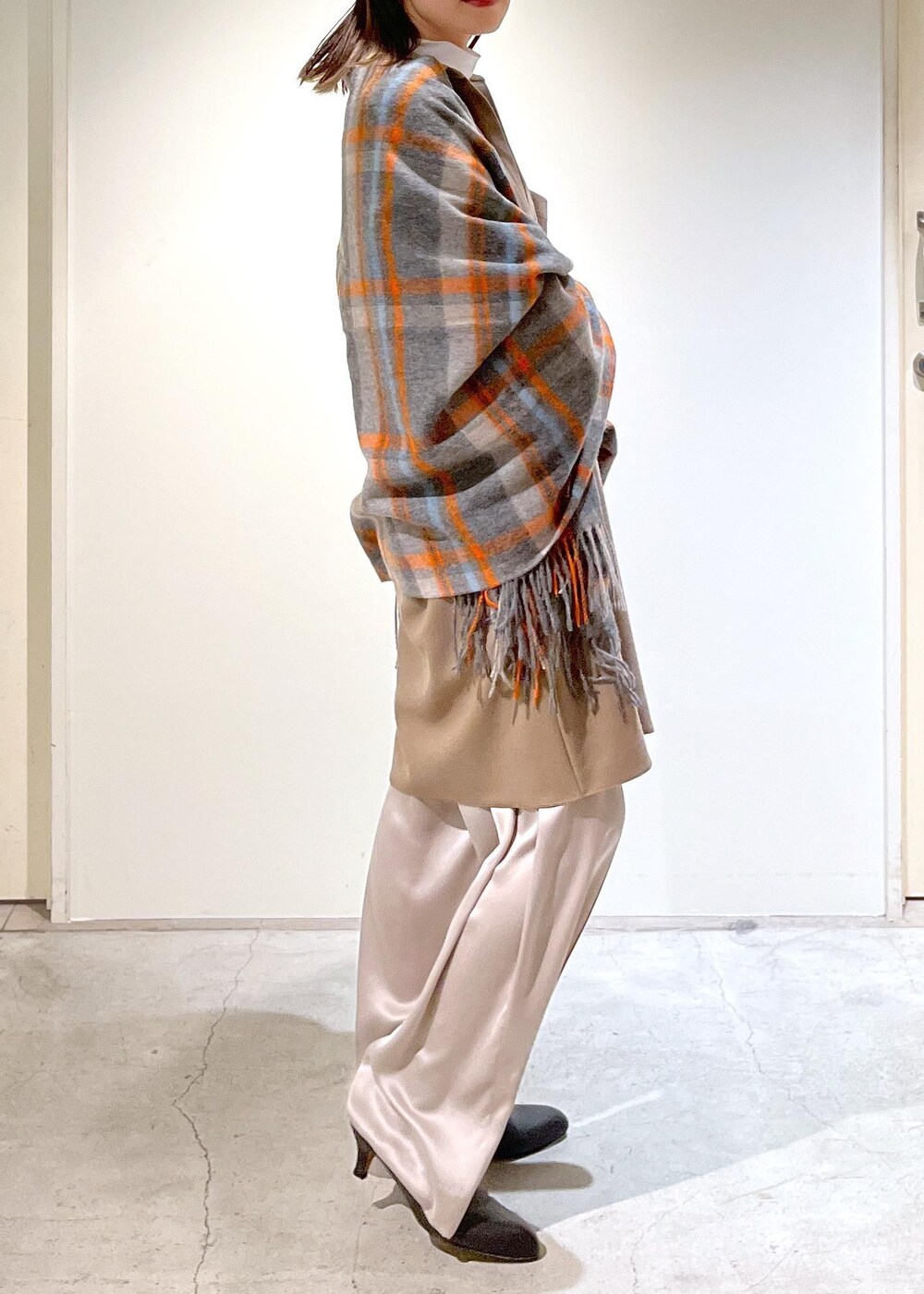 「ウール、ベージュ、Tシャツ、ハイネック、シアー、ホワイト、GENTLE SILK、イージーパンツ、グレー、REMME、ショートブーツ、レザー、ブラック、TWEEDMILL、マフラー」｜「SALON adam et rope'のGENTLE SILKイージーパンツ【セットアップ対応】（その他パンツ、グレー系）」を使った、michiruさん（レディース・156cm）の秋コーディネートの4枚目の写真