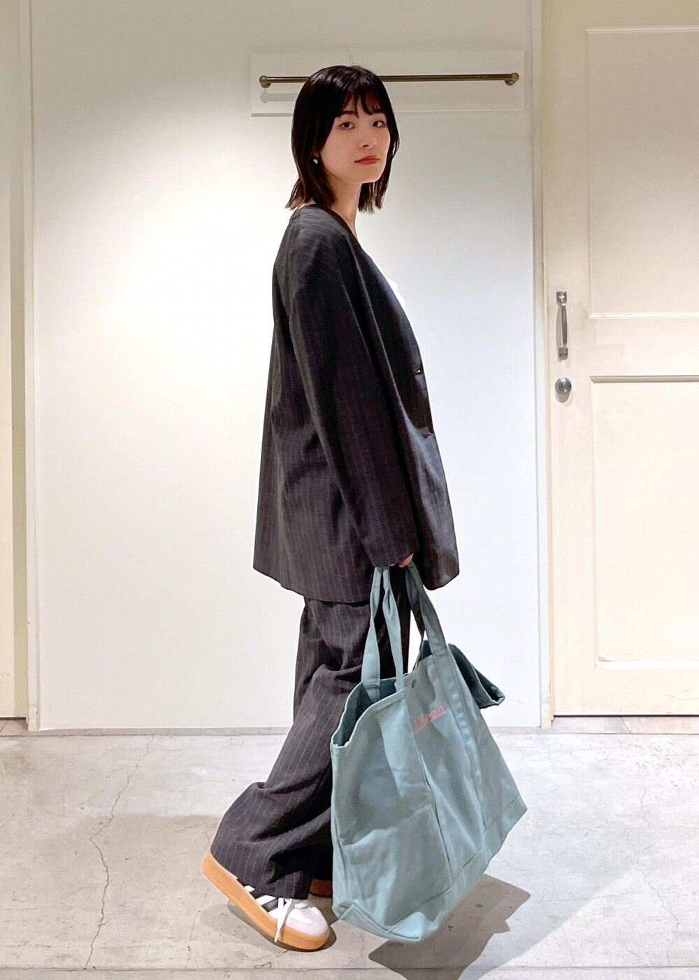 「ノーカラー、ジャケット、ストライプ、チャコール、シアー、オーガニックコットン、adidas、SAMBA XLG、L.L.Bean、マザーズバッグ、Grocery Tote、別注、ホワイト、オーバーサイズ、センタープレス」|「SALON adam et rope'のオーガニックコットンタックギャザーキャミソール【アンサンブル対応】(キャミソール、ホワイト系)」を使った、michiruさん(レディース・156cm)の夏コーディネートの4枚目の写真