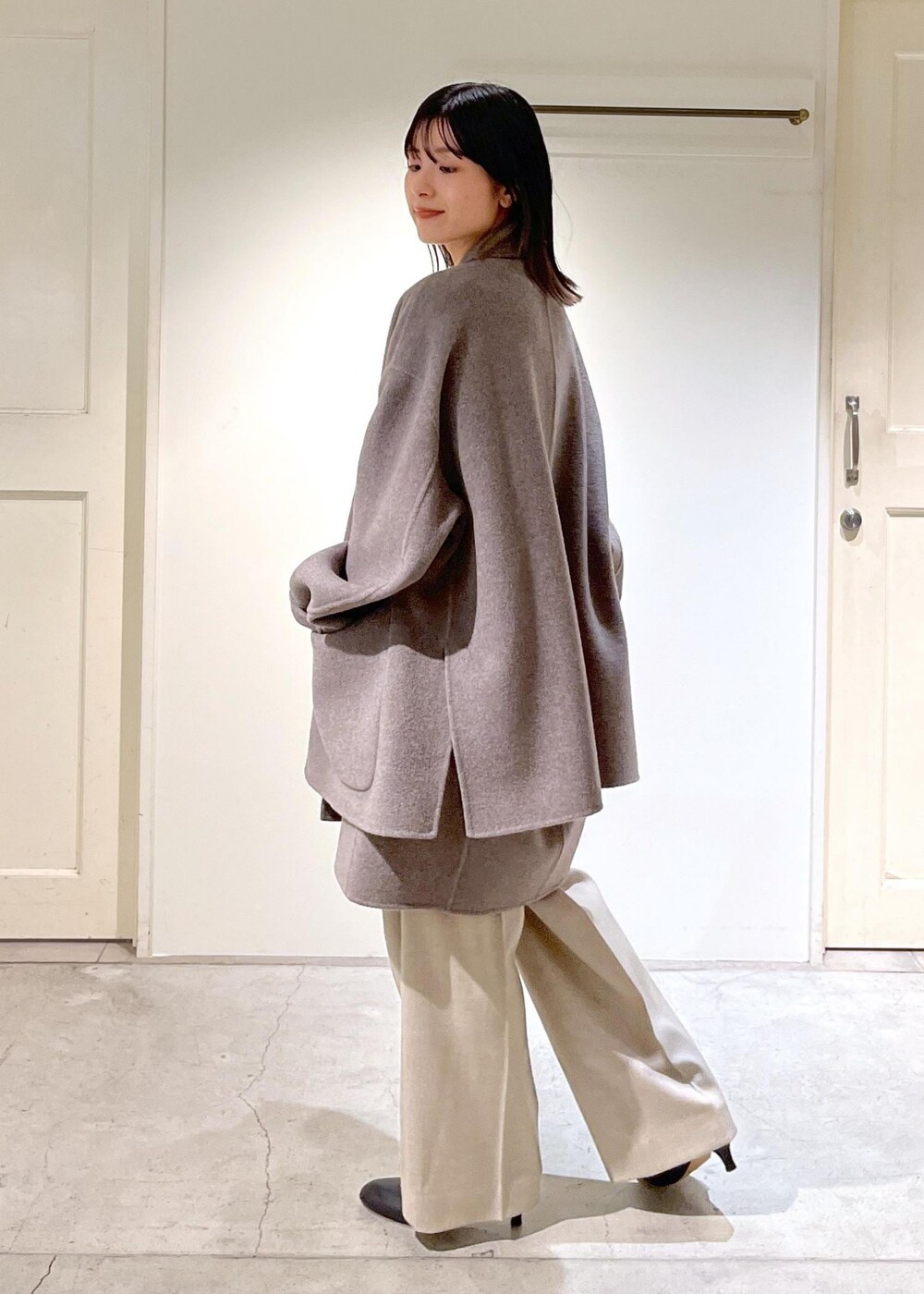 「ピュアラムウール、ジャケット、アウター、グレー、ジャケットコート、ジレ、キャミソール、ホワイト、VISTO WOOL GABA、ワイドパンツ、ストレート、ベージュ、REMME、ショートブーツ、ブラック」｜「SALON adam et rope'の[追加]コットンリブカップ付きベアキャミ2（チューブトップ、ホワイト系）」を使った、michiruさん（レディース・156cm）の秋コーディネートの5枚目の写真