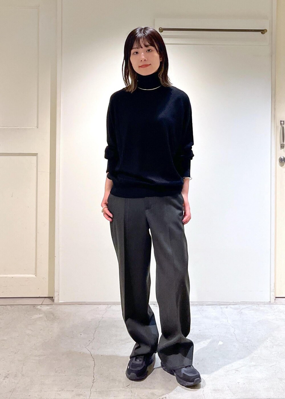 「新作、ウォッシャブルウール、タートル、プルオーバー、ジレ、AULENTTI、moonstar、810s、スニーカー、ニット、総柄、ブラック、ワイド、センタープレス、初秋コーデ」|「SALON adam et rope'のコンフォートスラックスパンツ 無地/ストライプ【セットアップ対応】(スラックス、グレー系)」を使った、michiruさん(レディース・156cm)の秋コーディネートの6枚目の写真