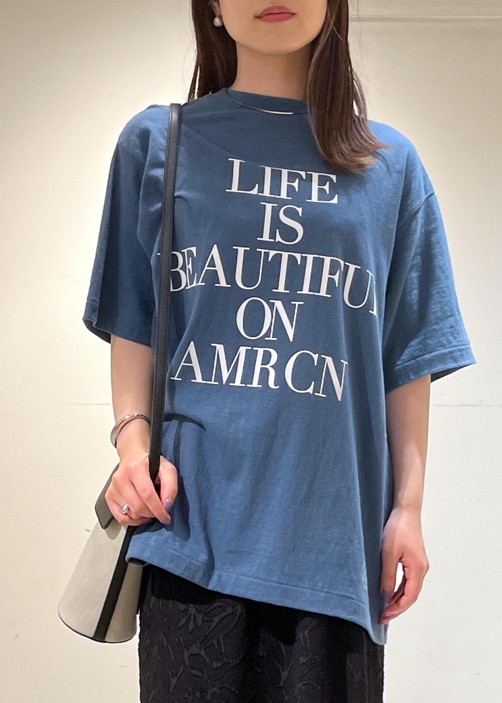 「骨格ウェーブ、ブルベ、低身長、Americana、アメリカーナ、シアー、ミニバック、サロンアダムエロペ、Tシャツ、ショルダーバッグ、SALON　adam et rope'、夏コーデ、ビッグシルエット、ロゴT、プチプラ」｜「AMERICANAの[追加決定！]【Americana for SALON】LIFE IS BEAUTIFUL 半袖T（Tシャツ/カットソー、ブルー系）」を使った、michiruさん（レディース・156cm）の夏コーディネートの4枚目の写真