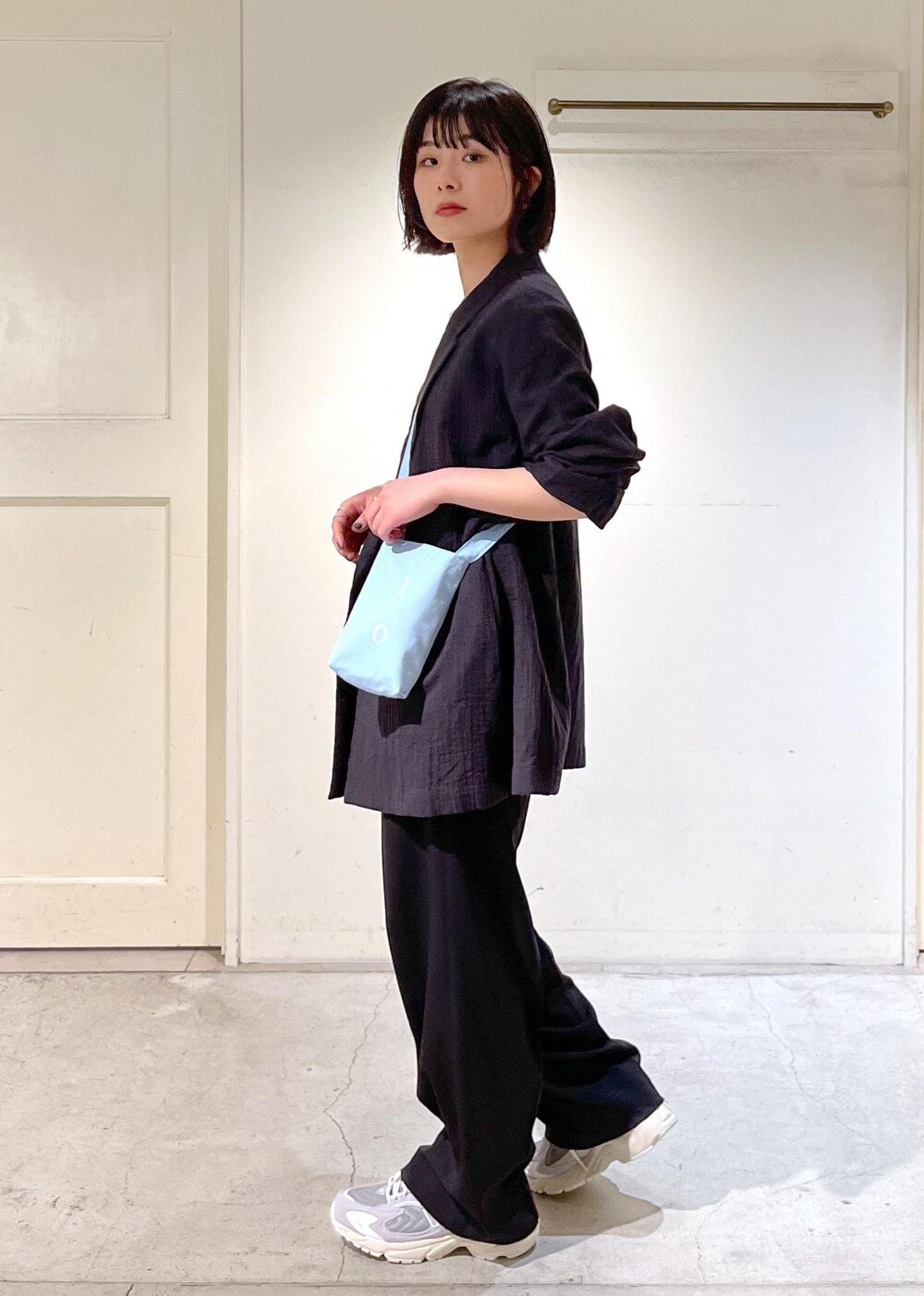 「オーガニックコットン、COUTURE D'ADAM、Tシャツ、スラックス、New Balance、ニューバランス、ノベルティ、NOVELTY、サコッシュ、ブルー、グレー、ブラック、ジャケット、パンツ、スニーカー」|「SALON adam et rope'のイージーリラックスストレートパンツ【UVケア・防シワ・吸水速乾・洗える】(スラックス、ブラック系)」を使った、michiruさん(レディース・156cm)の春コーディネートの5枚目の写真